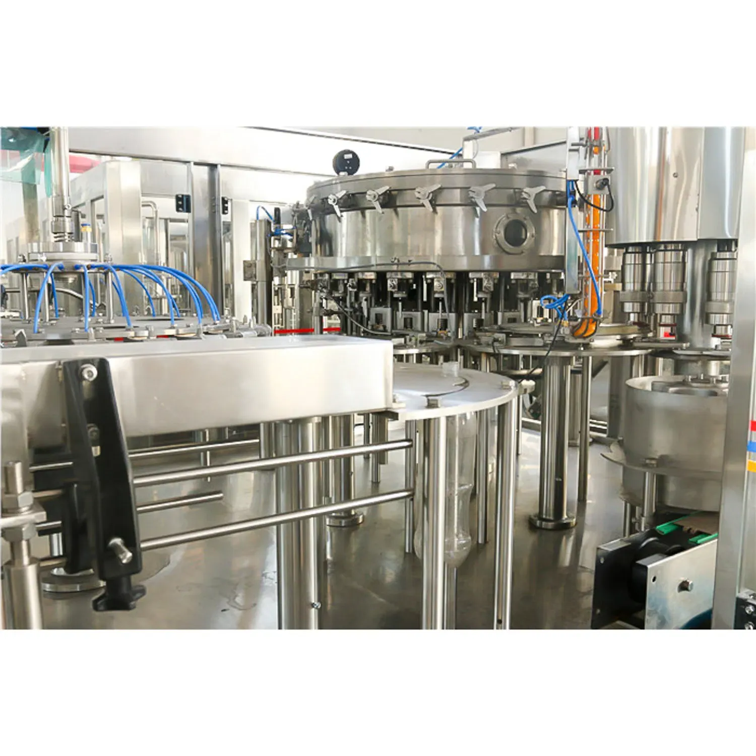 Автоматическая машина для розлива и упаковки газированных напитков 2