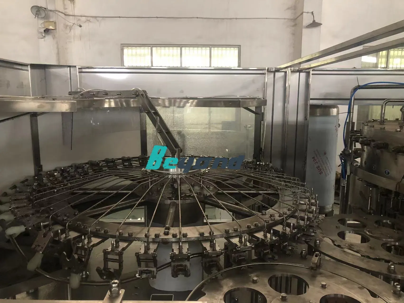 Автоматическая машина для розлива и упаковки газированных напитков 5