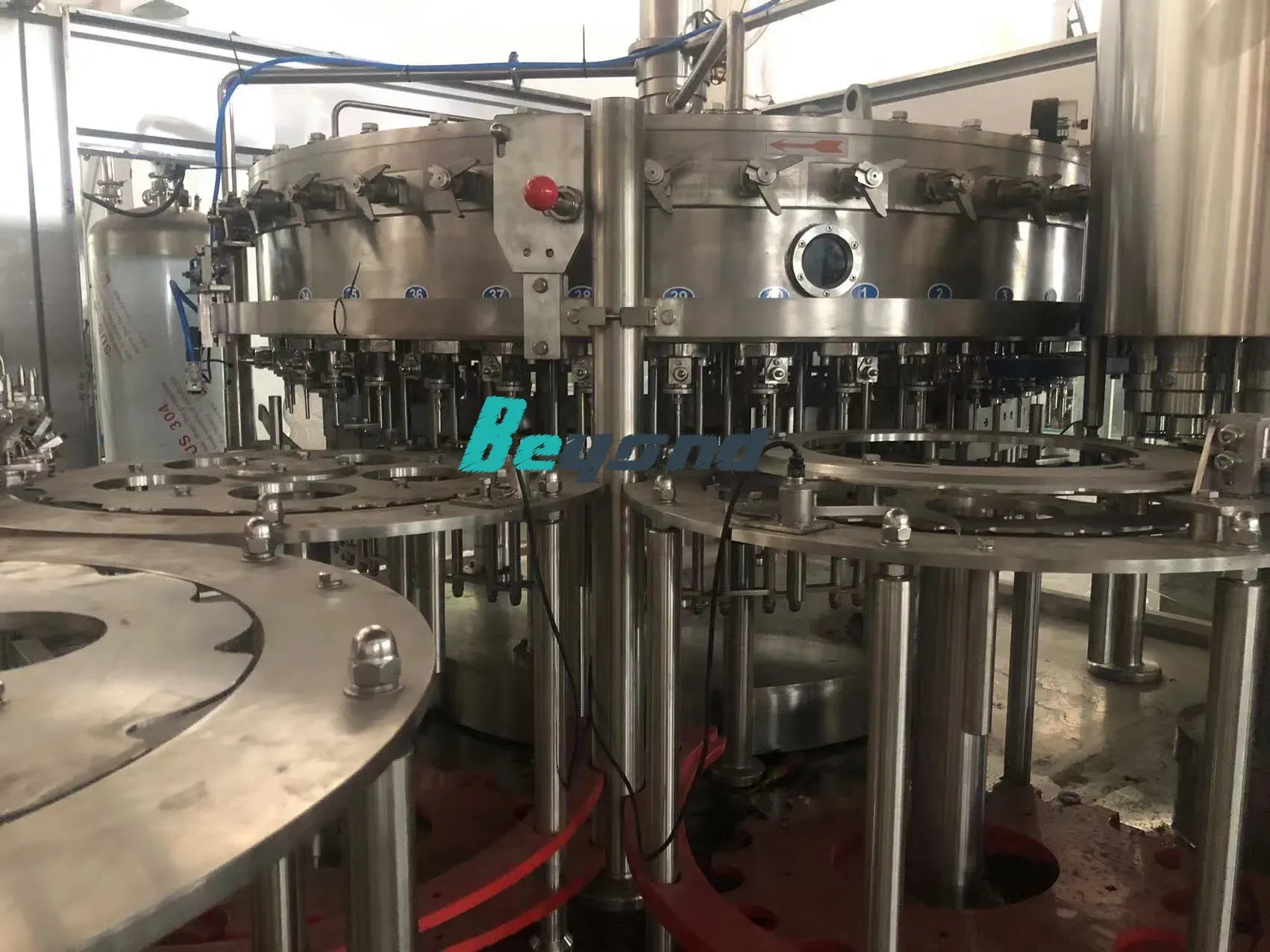 Автоматическая машина для розлива и упаковки газированных напитков 4