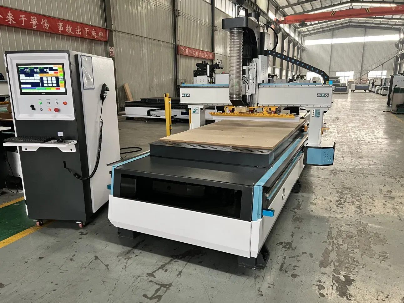 Автоматический станок с ЧПУ для резки и обработки дерева ZD1325-12