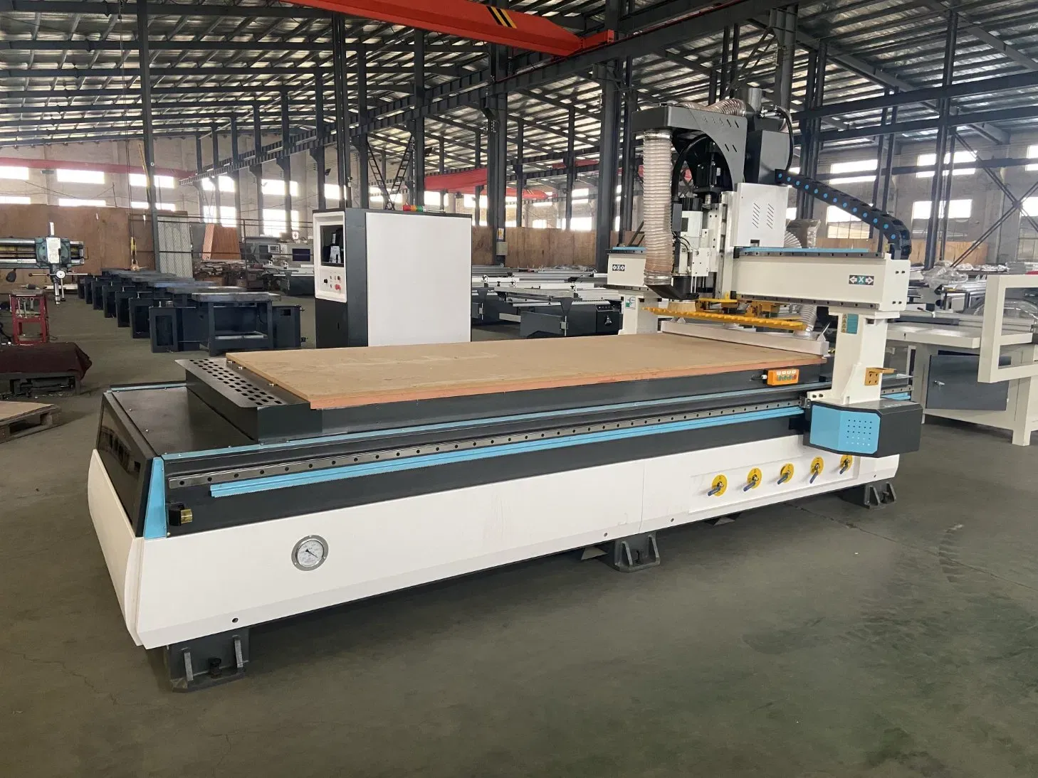 Автоматический станок с ЧПУ для резки и обработки дерева ZD1325-12 4