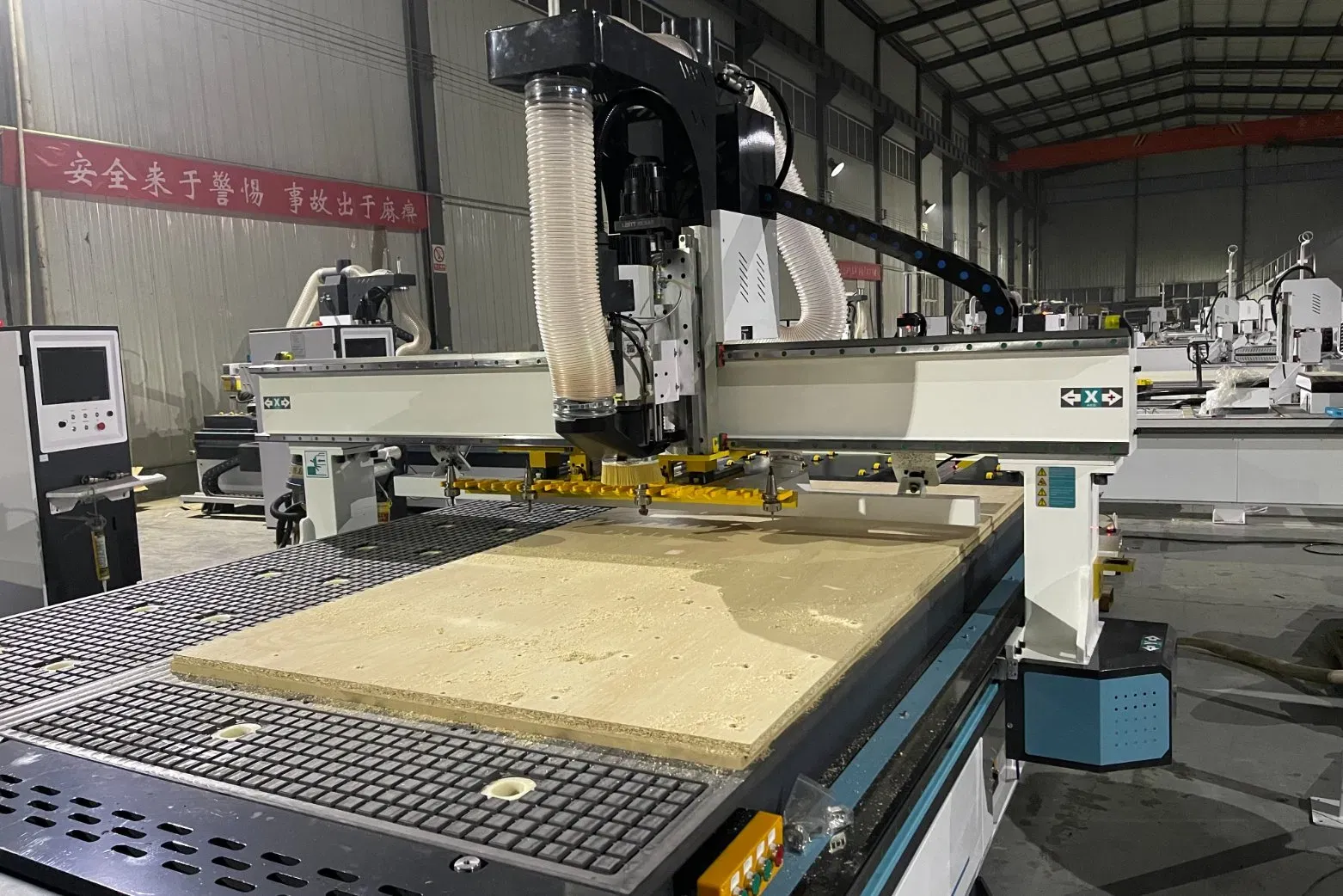 Автоматический станок с ЧПУ для резки и обработки дерева ZD1325-12 5