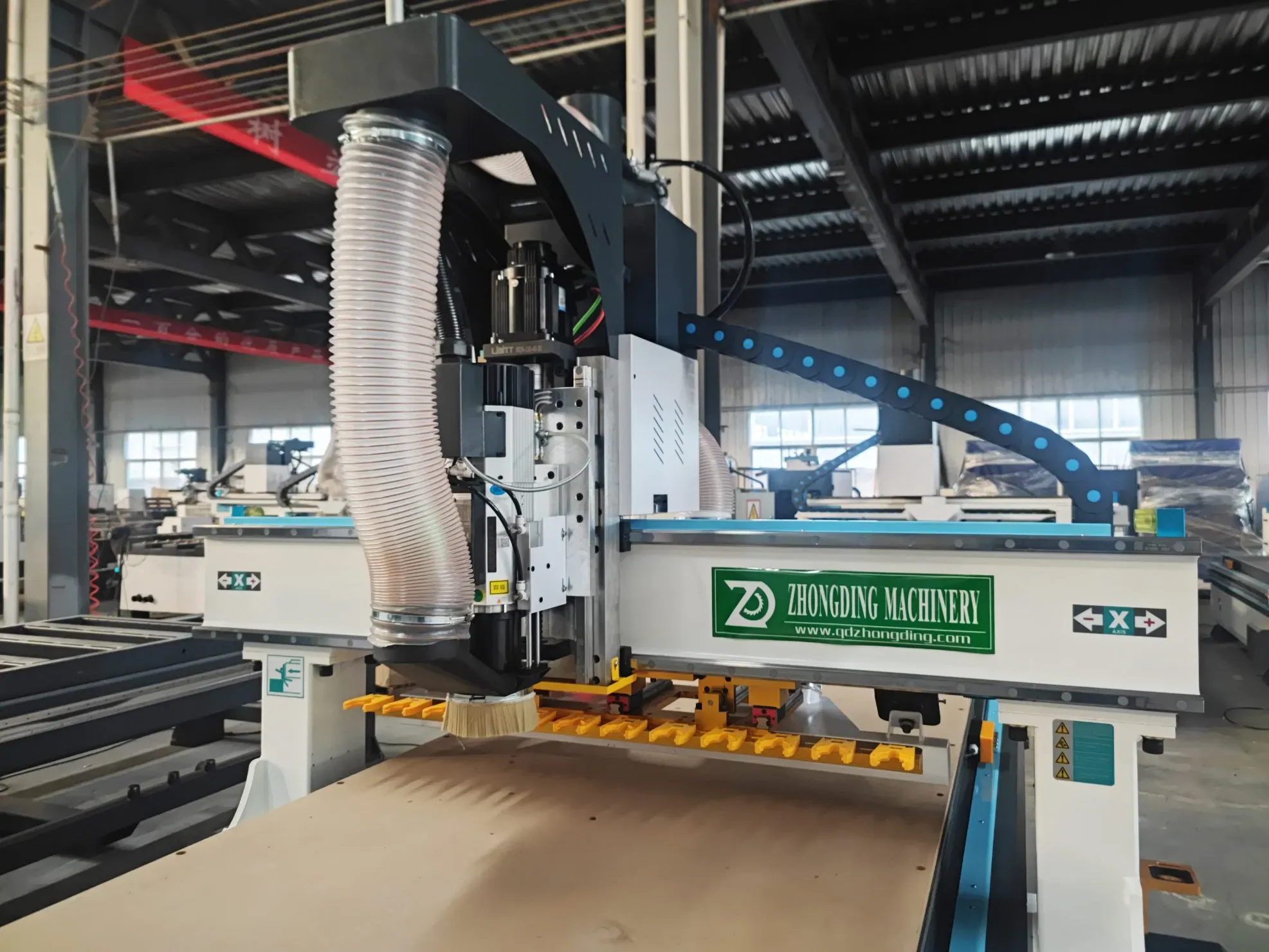 Автоматический станок с ЧПУ для резки и обработки дерева ZD1325-12 2