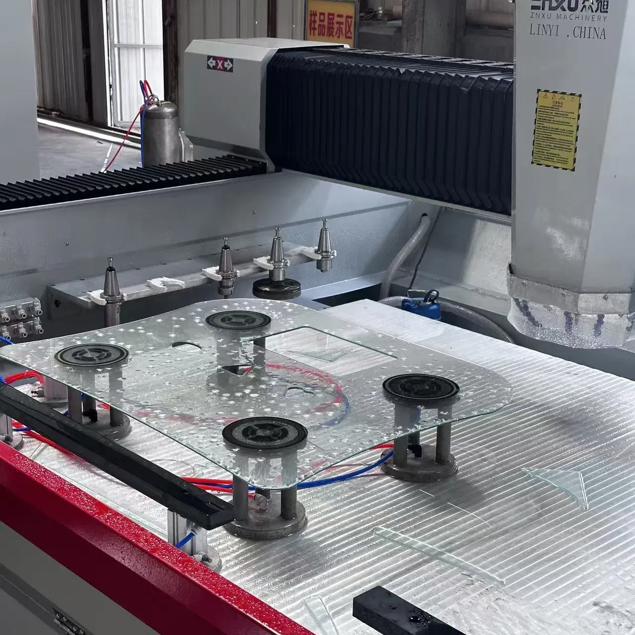 Автоматический горизонтальный стеклообрабатывающий центр CNC