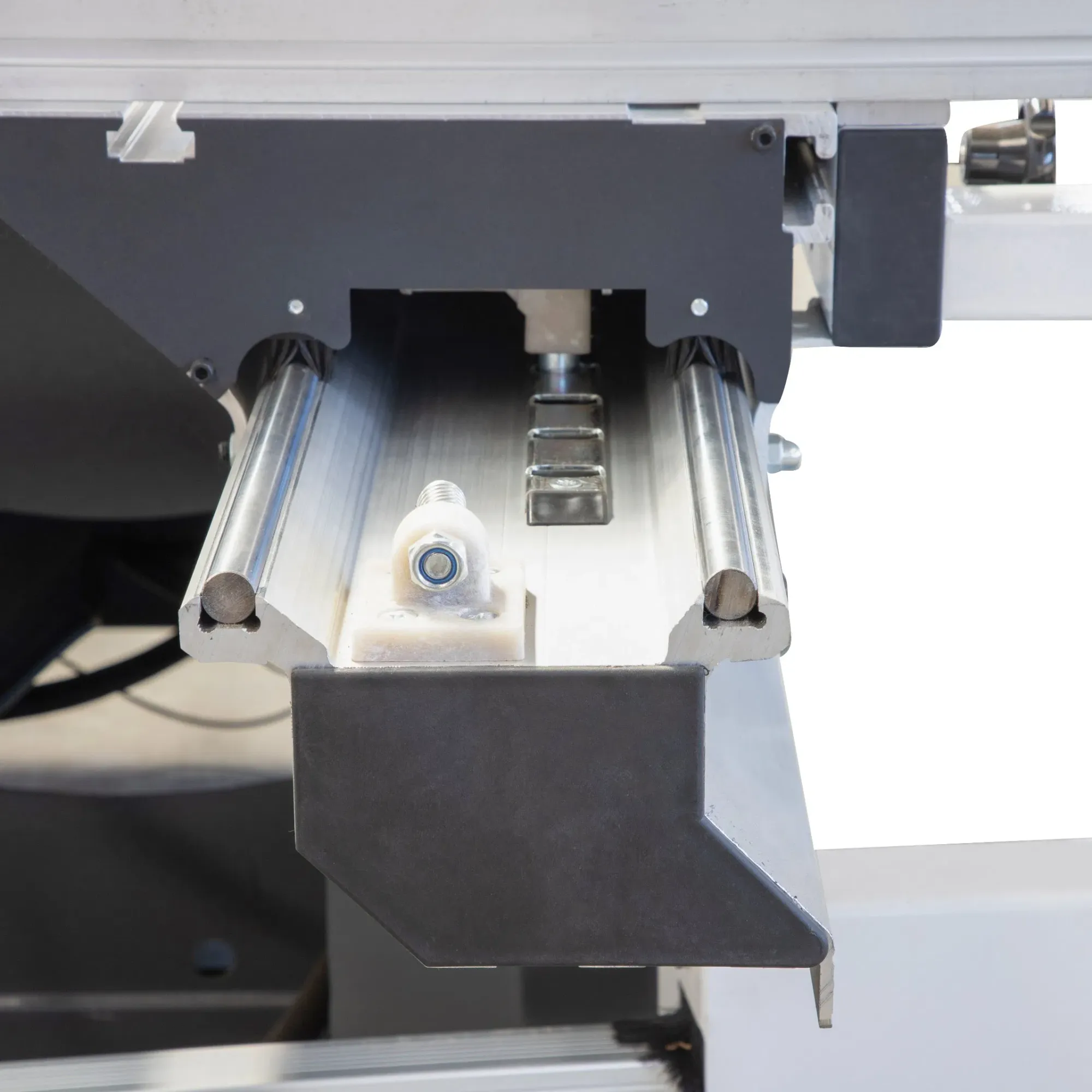 Автоматическая ленточная пила со столом CNC-32TA 2