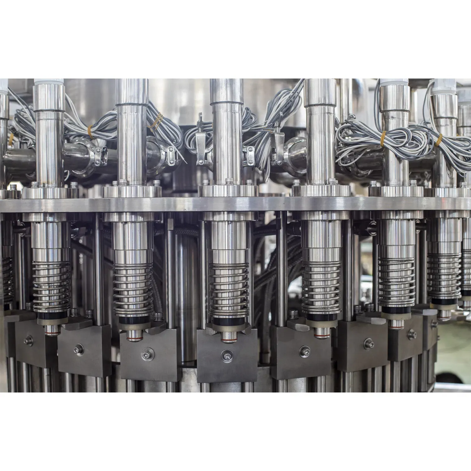 Автоматическая машина для промывки, наполнения и укупорки пластиковых бутылок с соком из свежих апельсинов BY-2020718 3