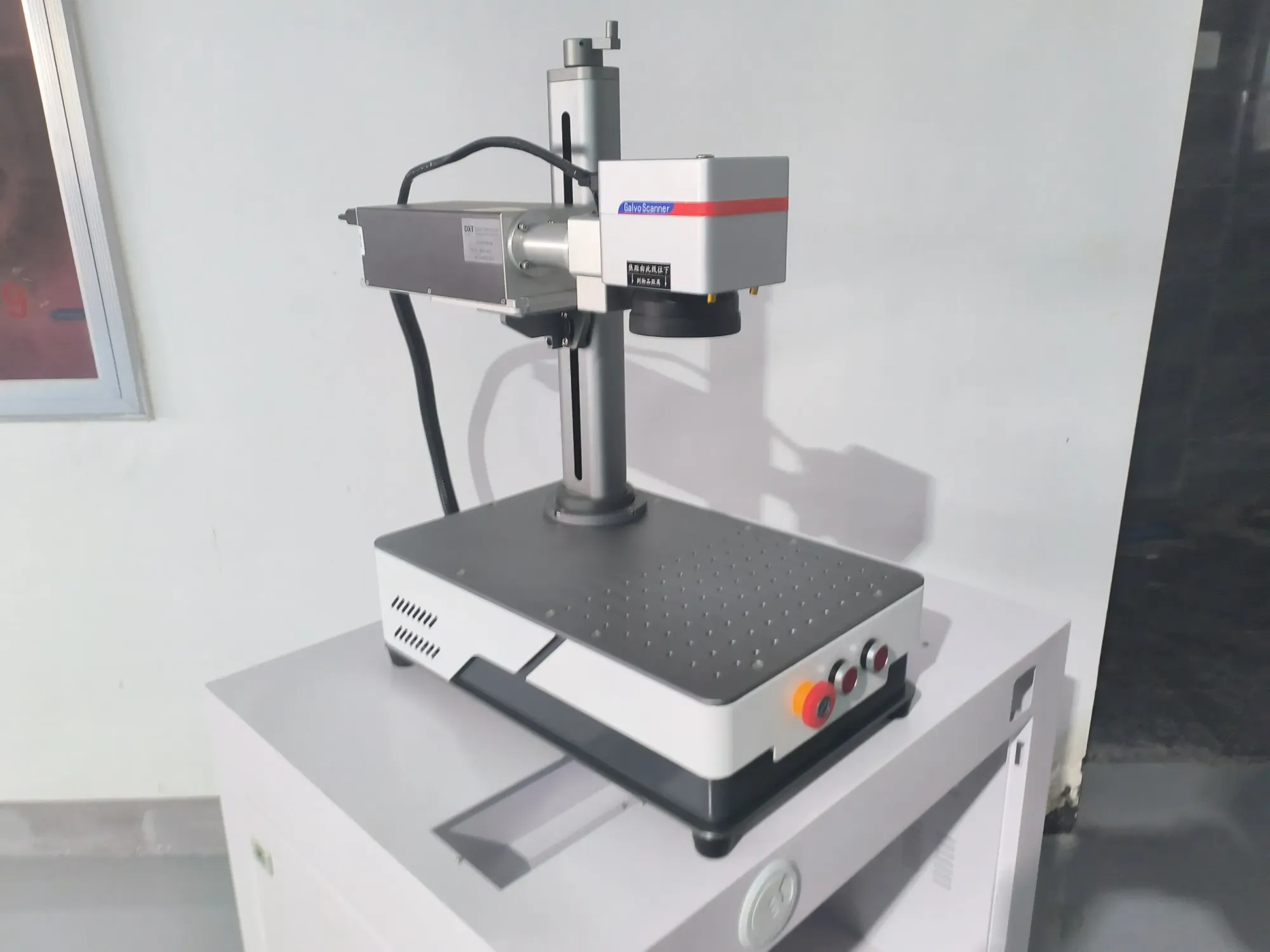 Профессиональный УФ лазерный маркер 3W/5W для металла, стекла, пластика 2