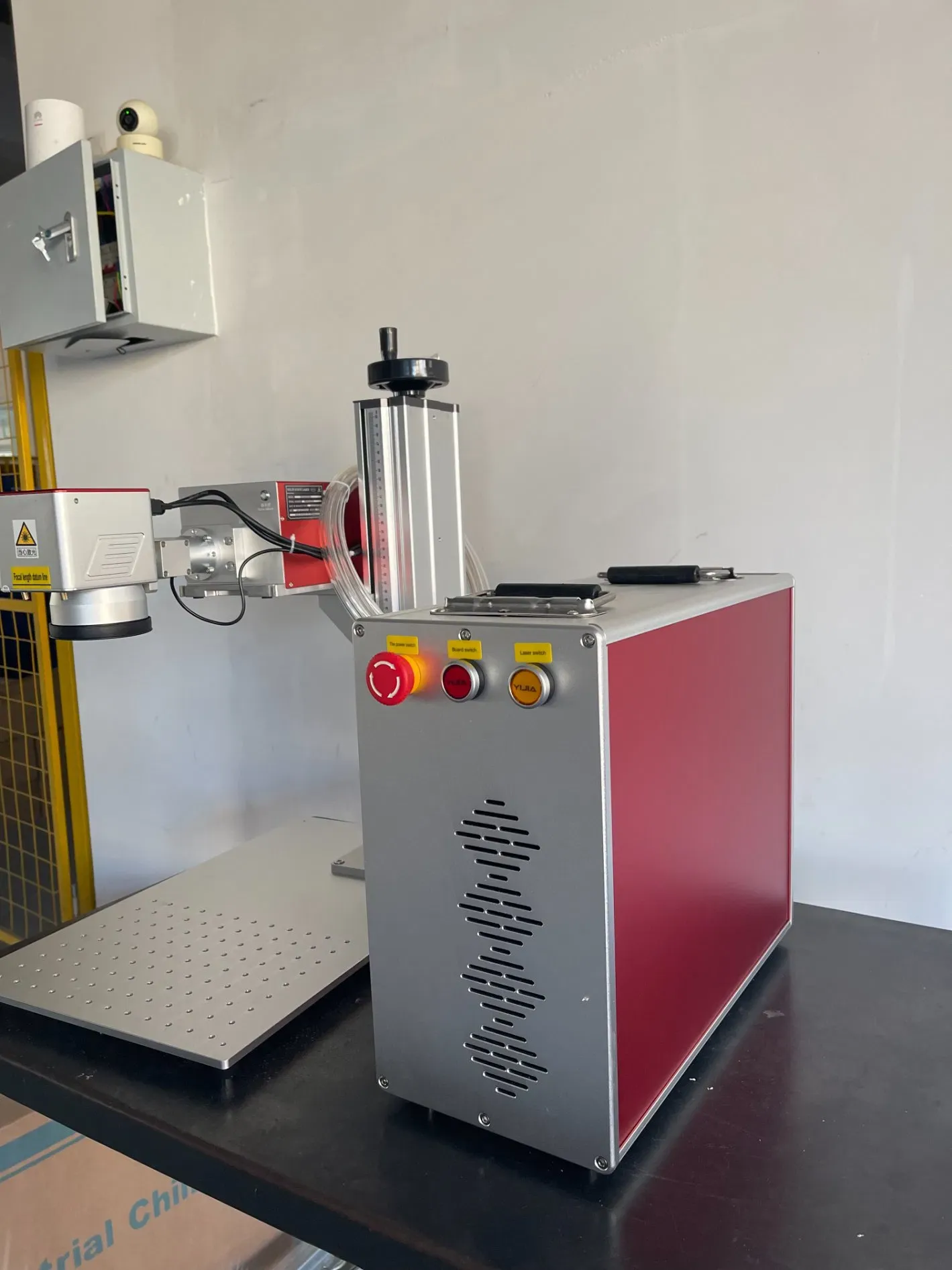 Профессиональный УФ лазерный маркировочный станок для стекла, бумаги, коробок, пластика и логотипов 2