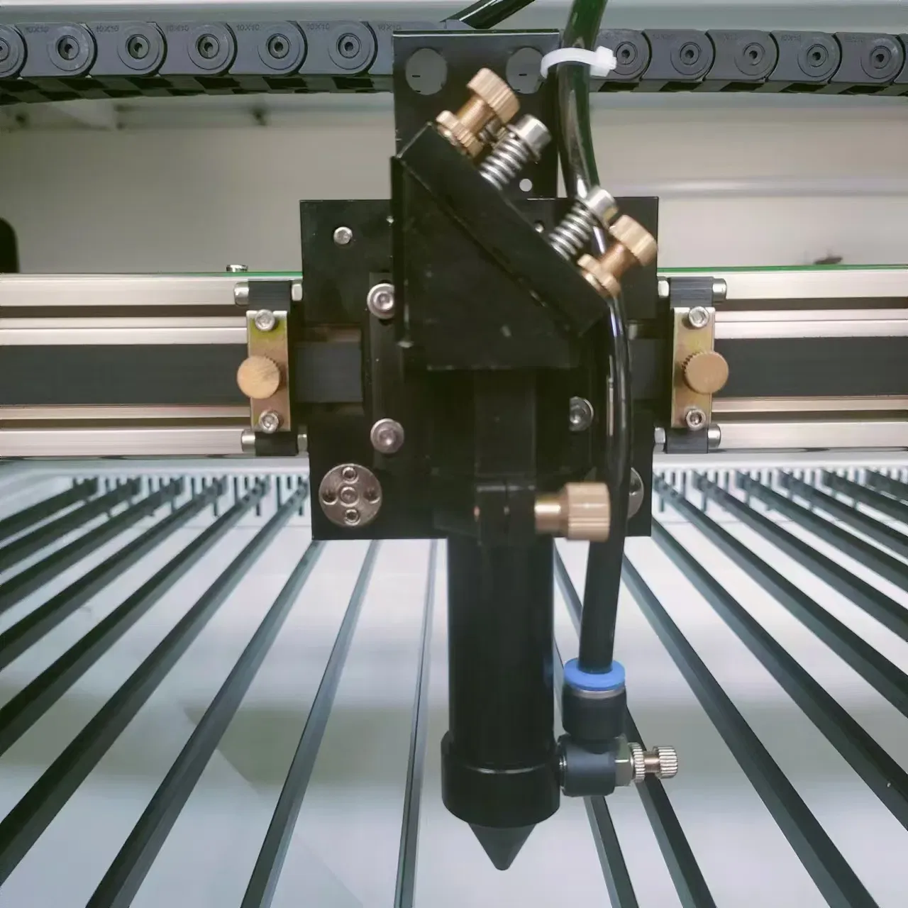 Профессиональный лазерный гравировальный станок CO2 для акрила и дерева 4