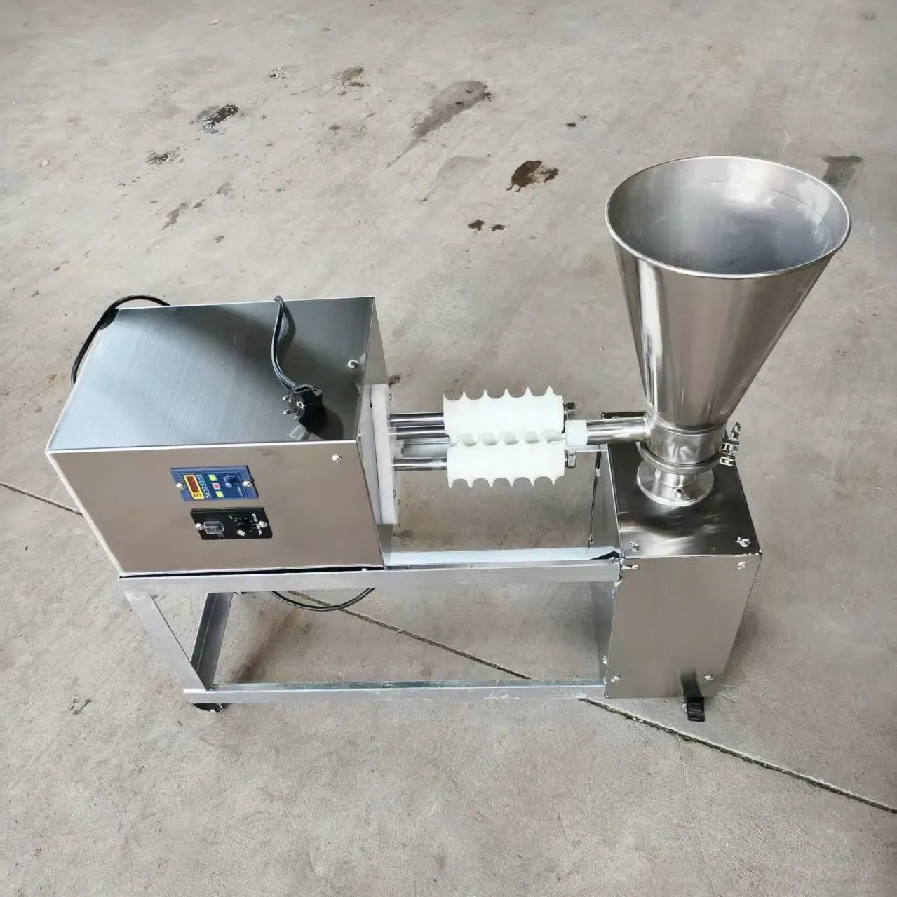 Автоматическая машина для деления и округления теста 4