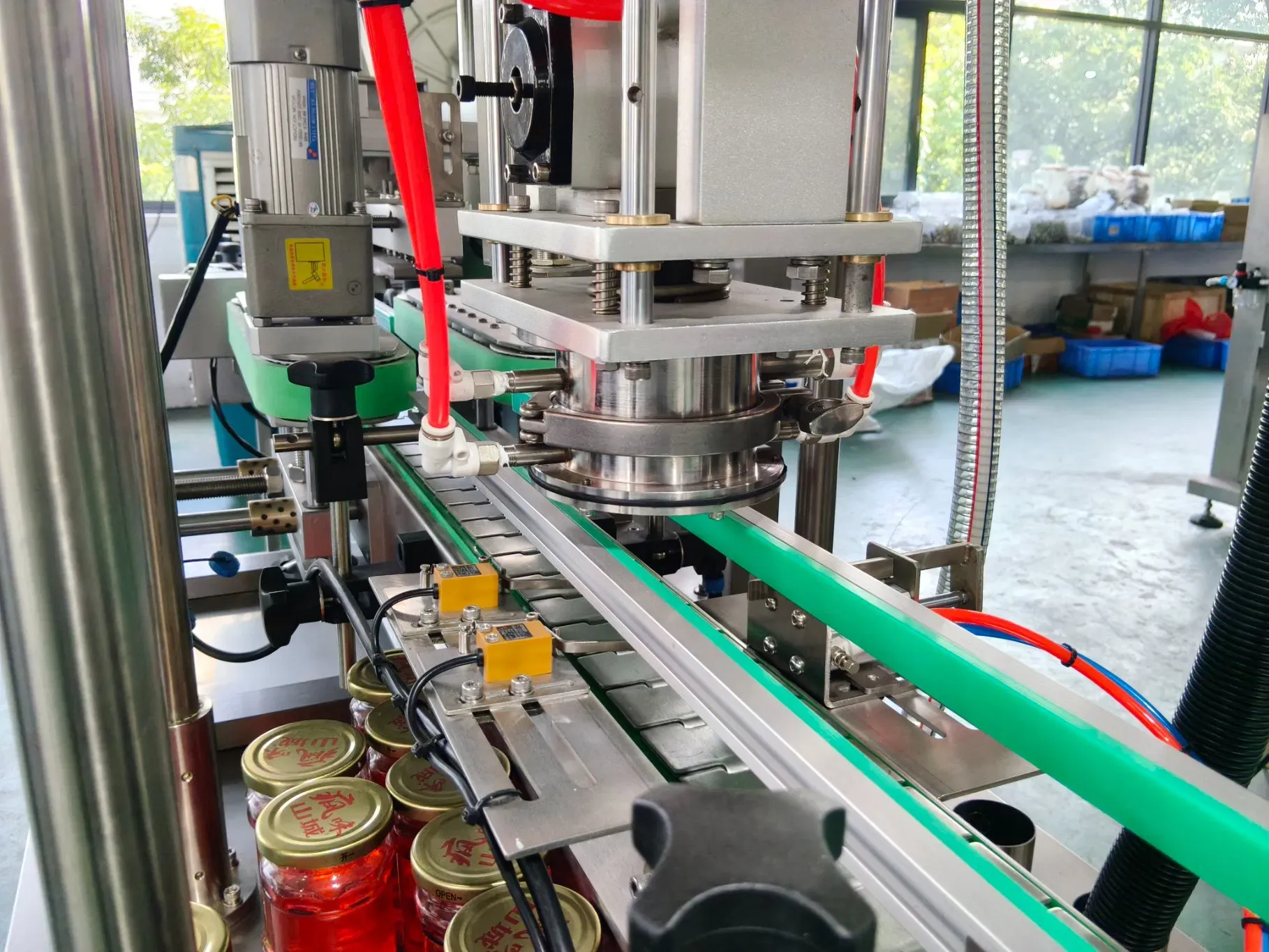 Автоматическое высокоскоростное оборудование для закручивания бутылок с вакуумным закрыванием 6