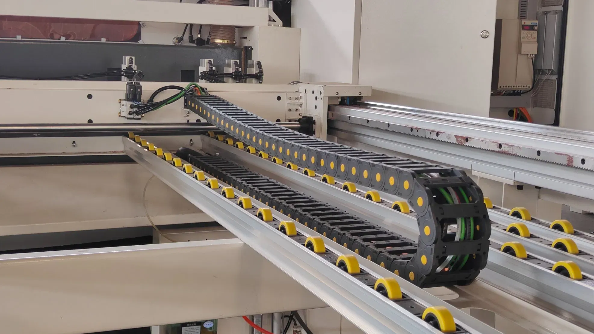 Автоматическая горизонтальная деревообрабатывающая пила с быстрым подачей 4