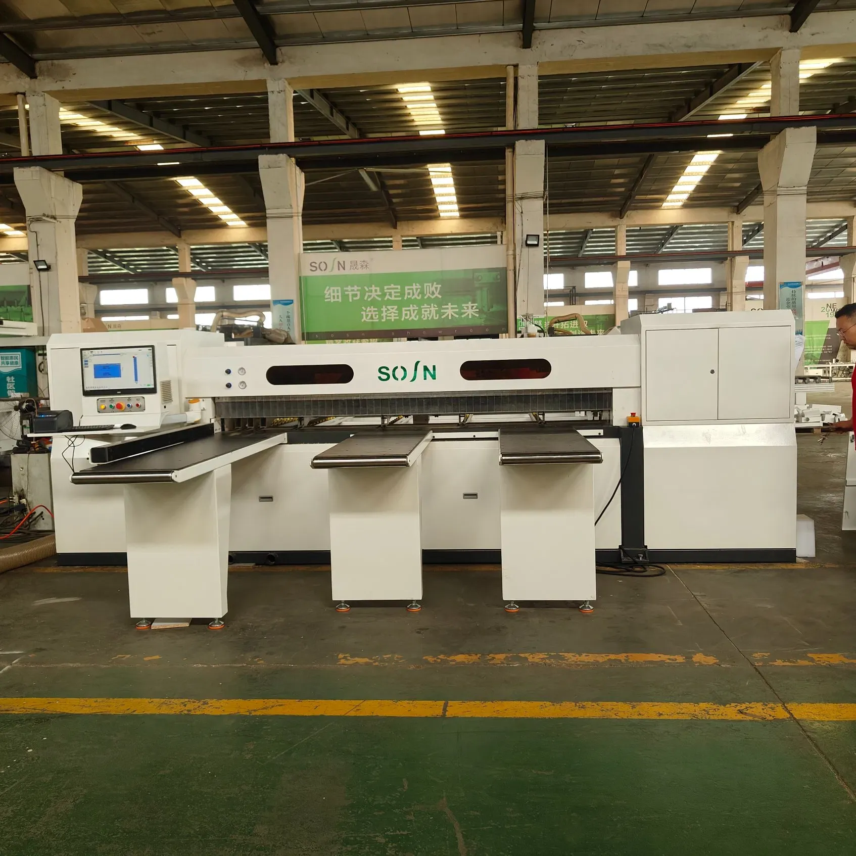 Автоматическая горизонтальная деревообрабатывающая пила с быстрым подачей