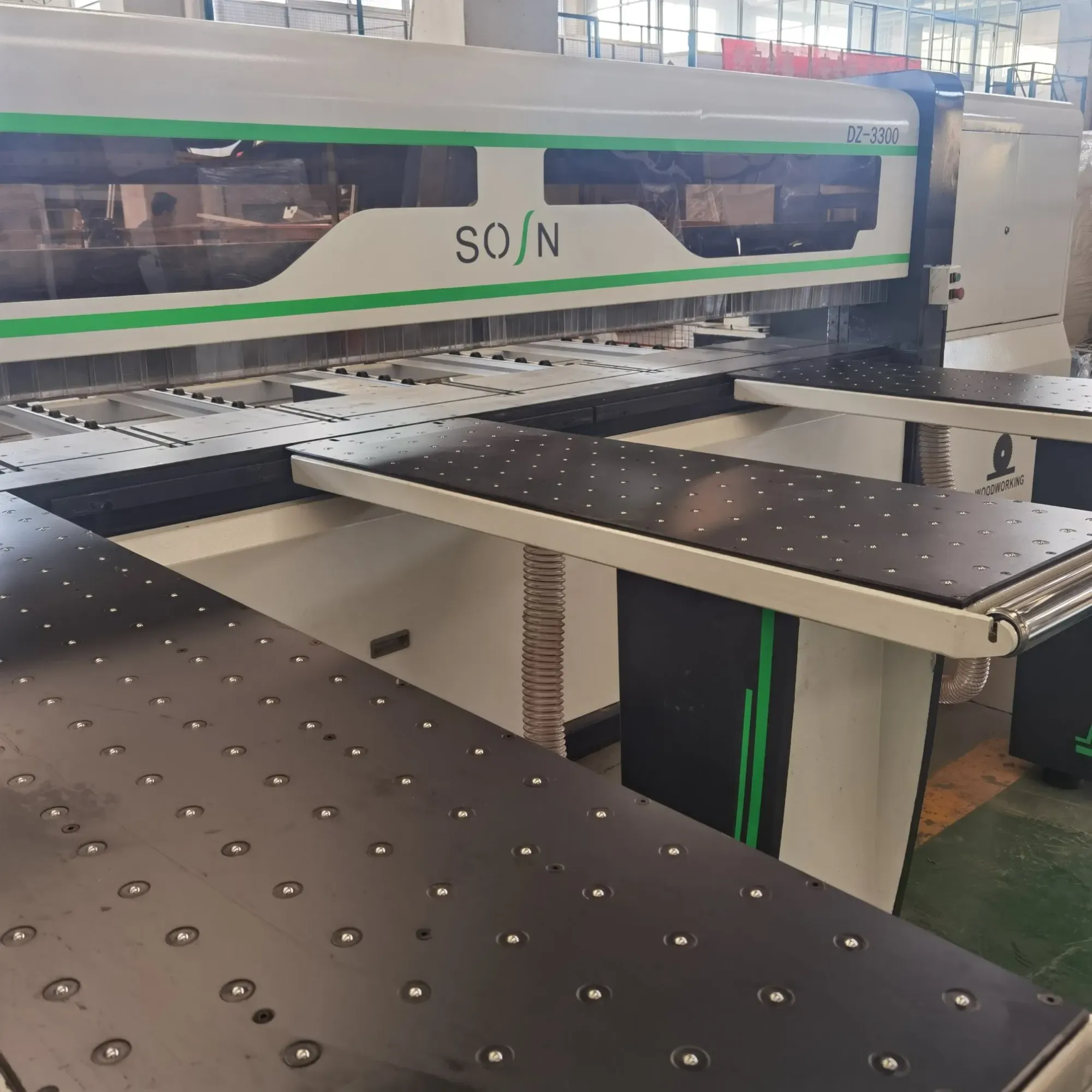 Автоматическая горизонтальная деревообрабатывающая пила с быстрым подачей 2