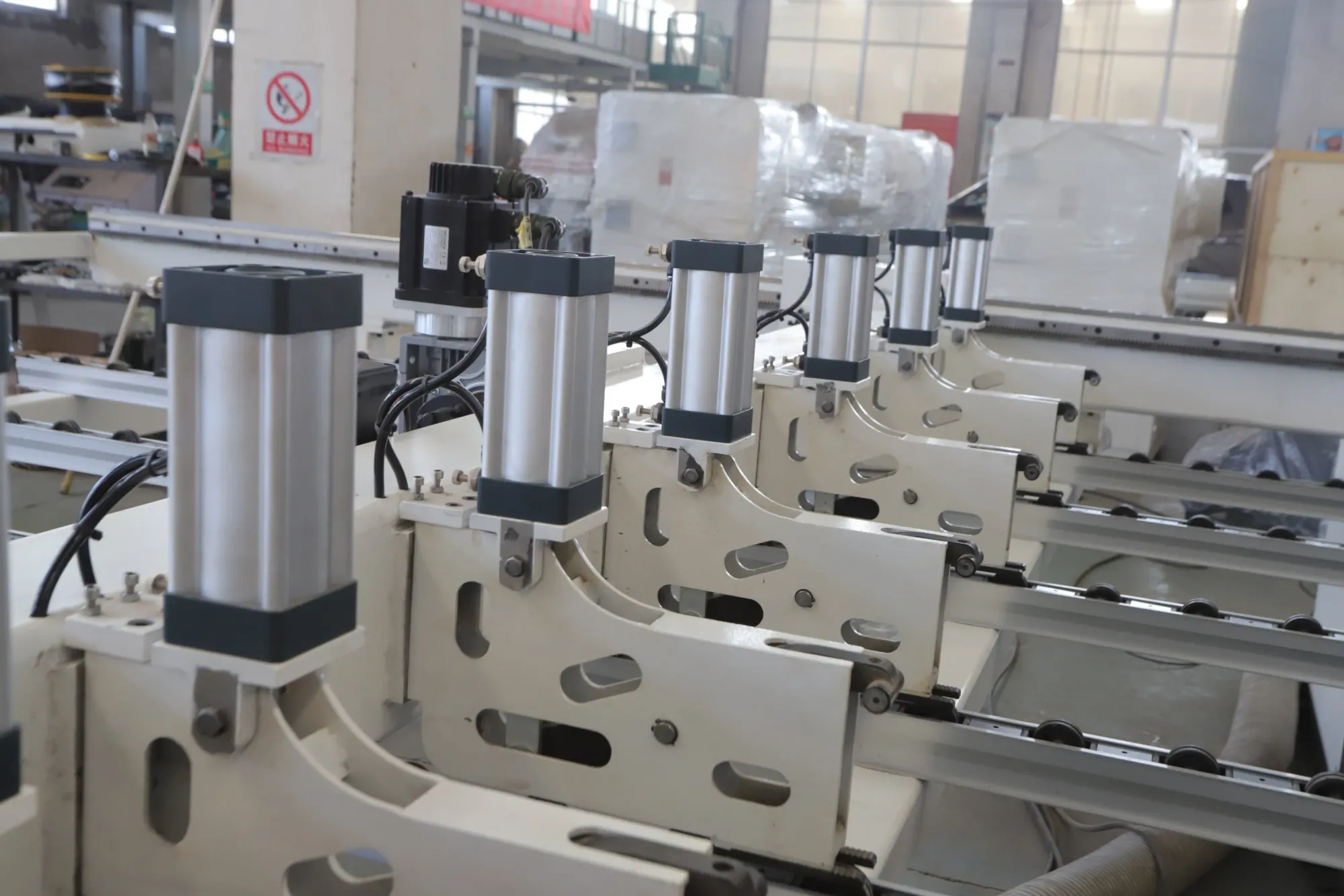 Автоматическая горизонтальная деревообрабатывающая пила с быстрым подачей 3