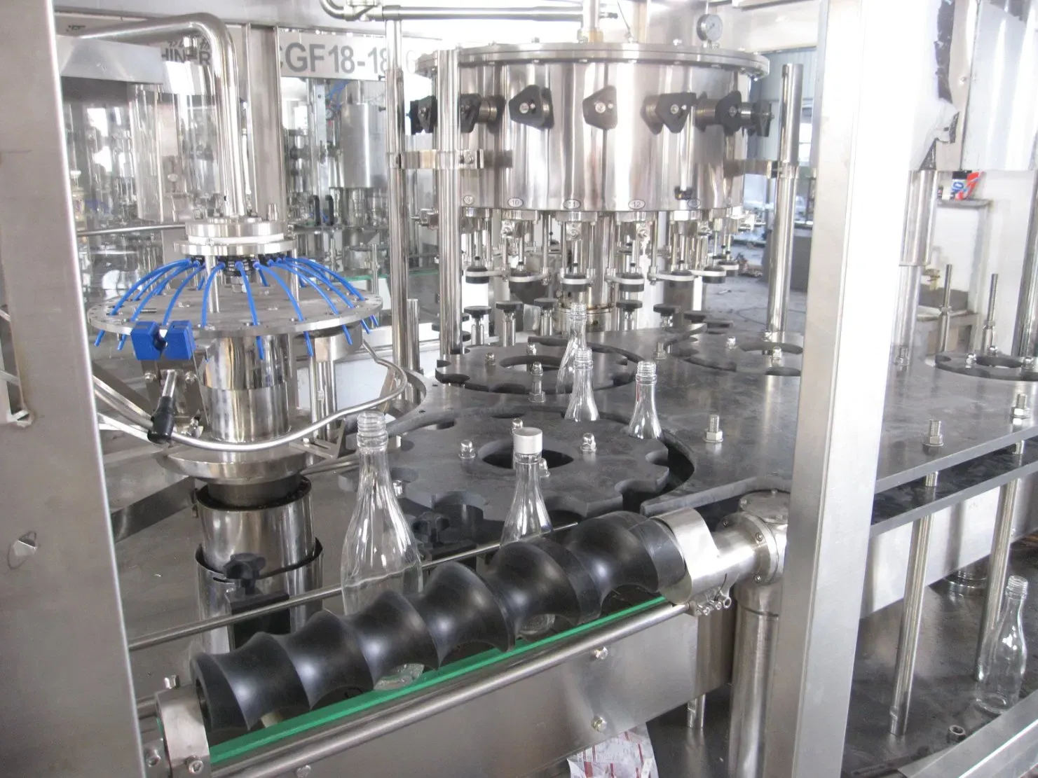 Автоматическая машина для розлива напитков BY-250609 2