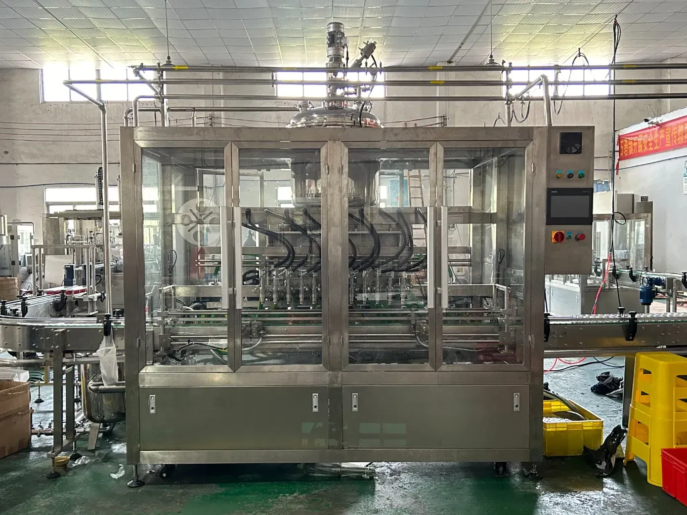 Автоматическая машина для розлива и запечатывания бутылок с соусом