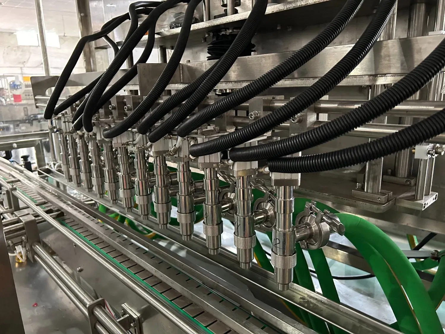 Автоматическая машина для розлива и запечатывания бутылок с соусом 3