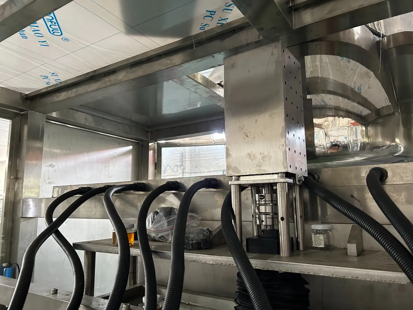 Автоматическая машина для розлива и запечатывания бутылок с соусом 4