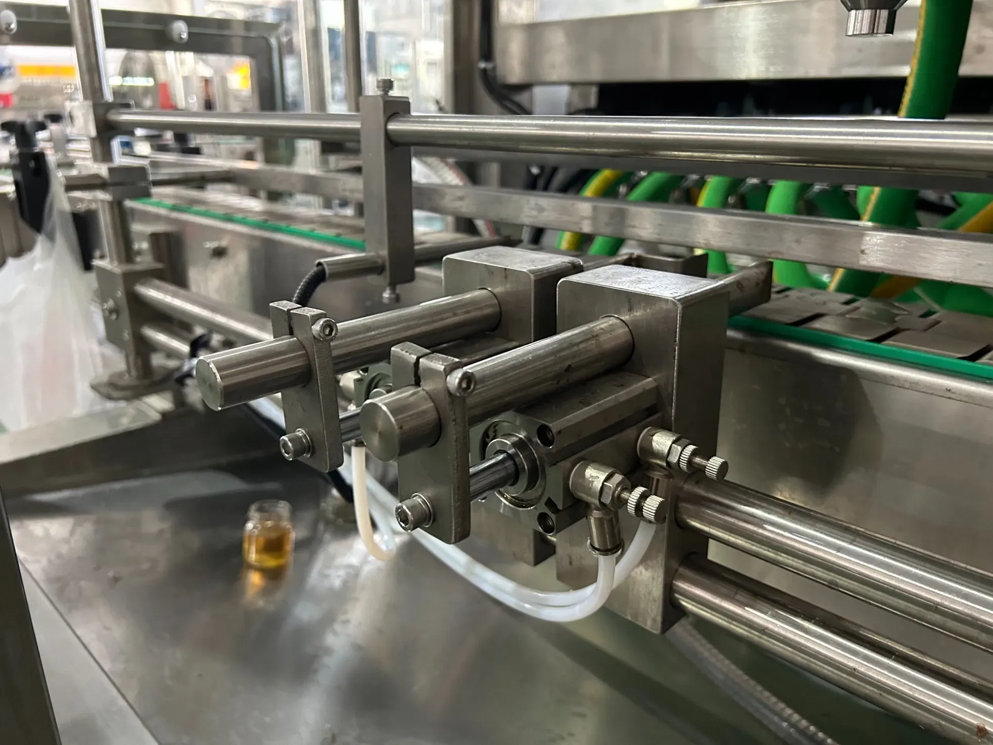 Автоматическая машина для розлива и запечатывания бутылок с соусом 6