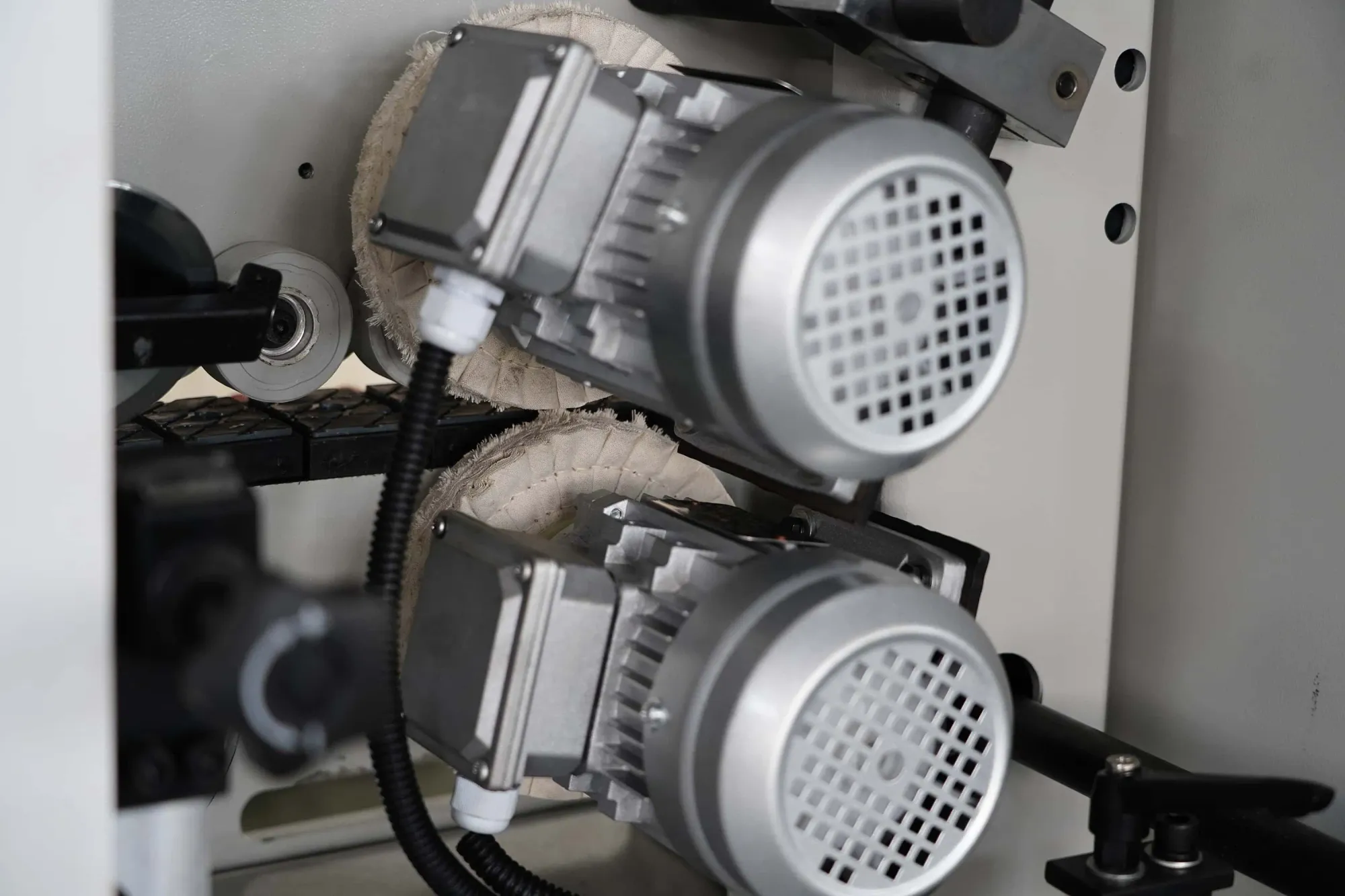 Автоматическая машина для кромления ПВХ с тонкой обрезкой для производства мебели 5