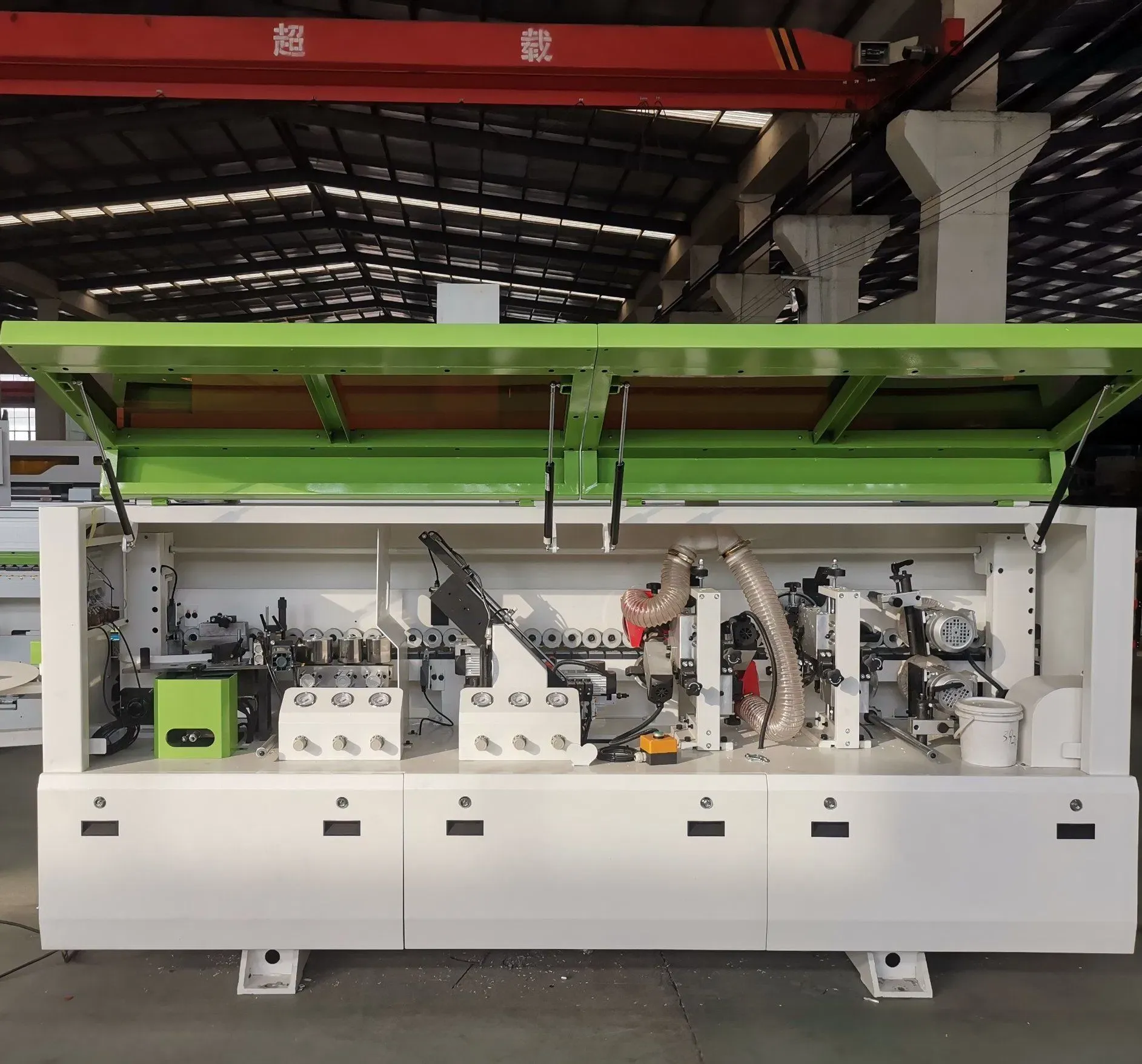 Автоматическая машина для оклейки кромки деревянной мебели