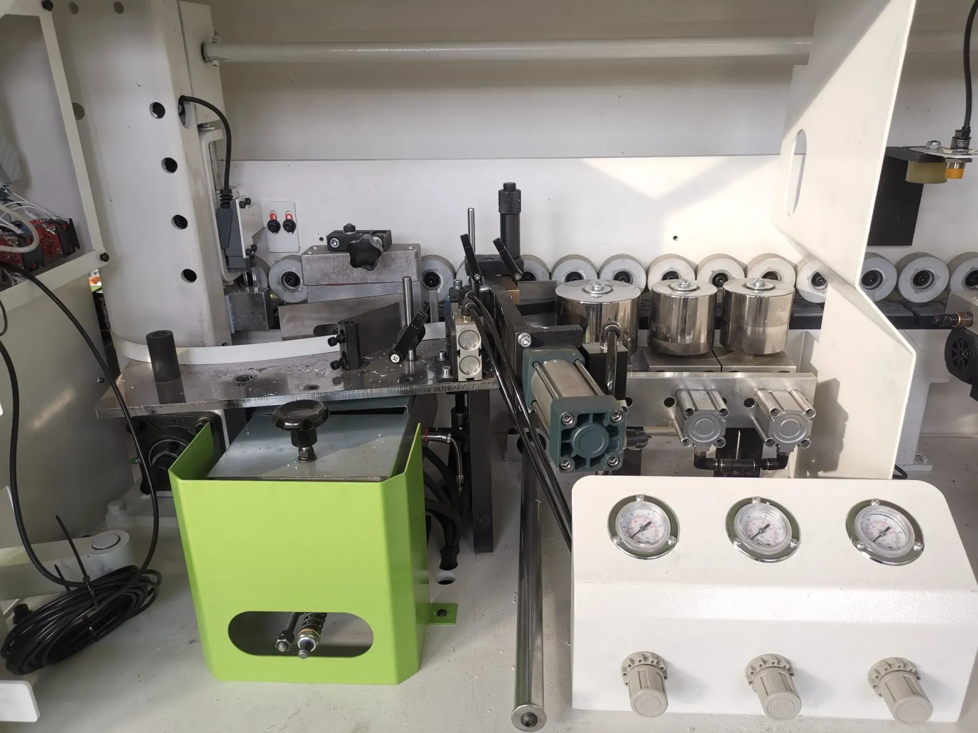 Автоматическая машина для оклейки кромки деревянной мебели 2