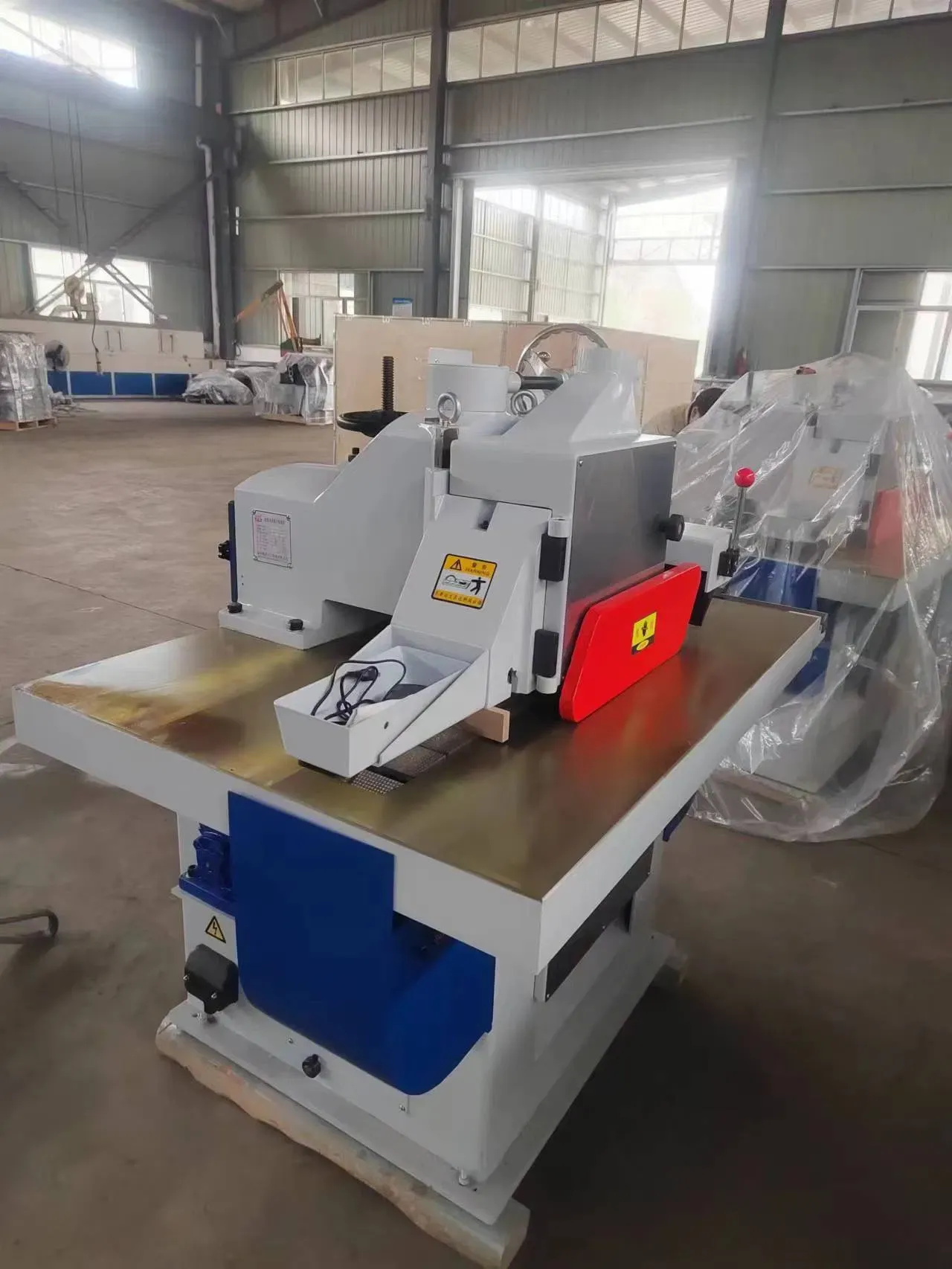 Автоматическая ленточная пила со столом MJ153 3