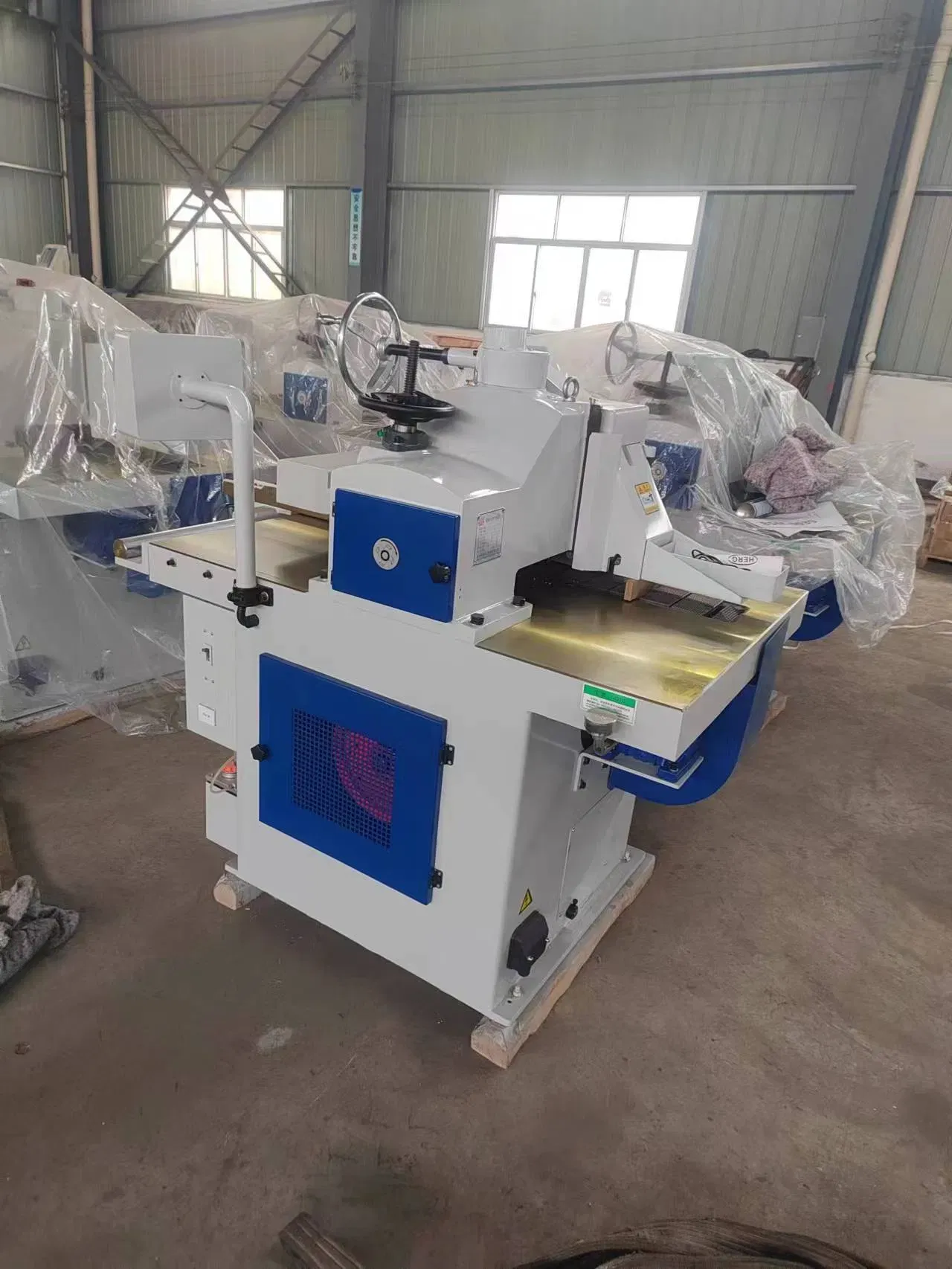 Автоматическая ленточная пила со столом MJ153 2