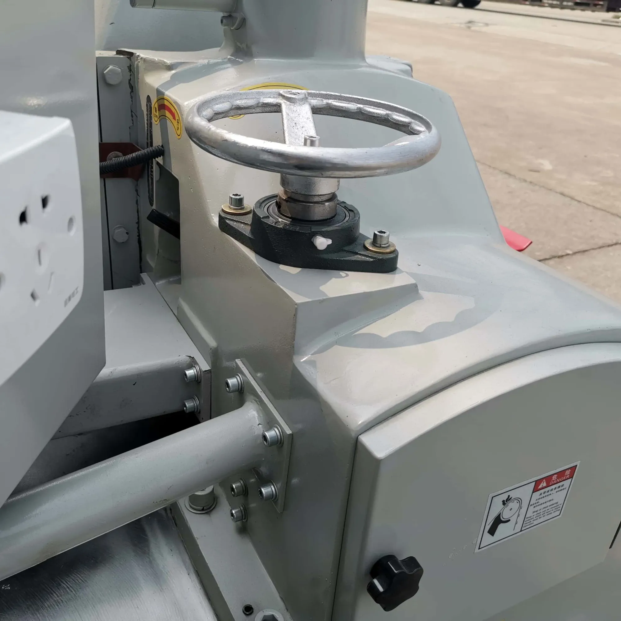 Автоматическая ленточная пила со столом MJ153 6