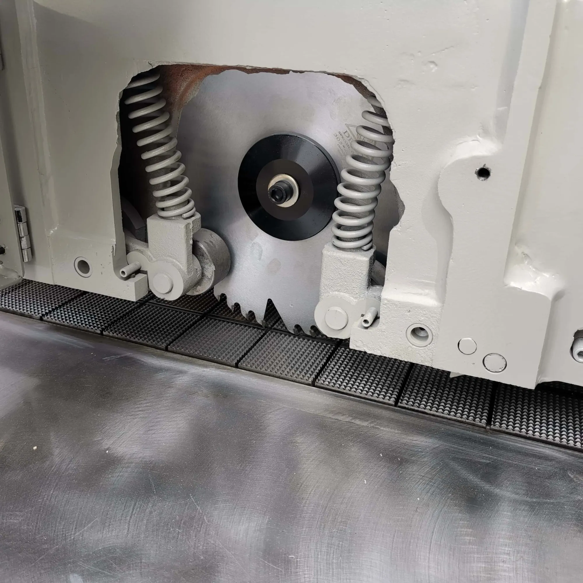 Автоматическая ленточная пила со столом MJ153 5