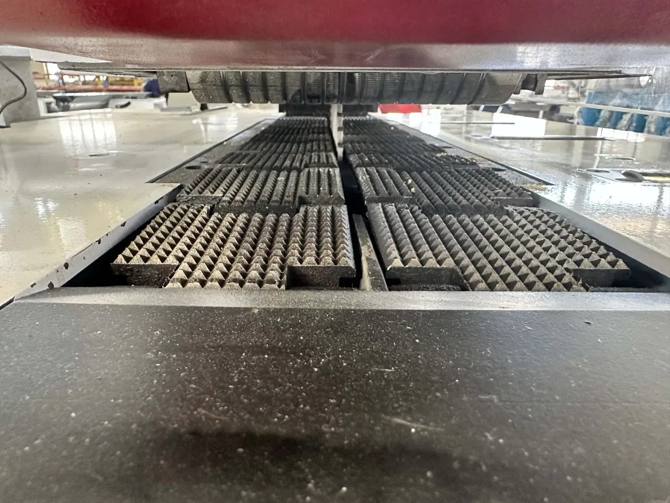 Автоматическая ленточная пила со столом MJ163 6