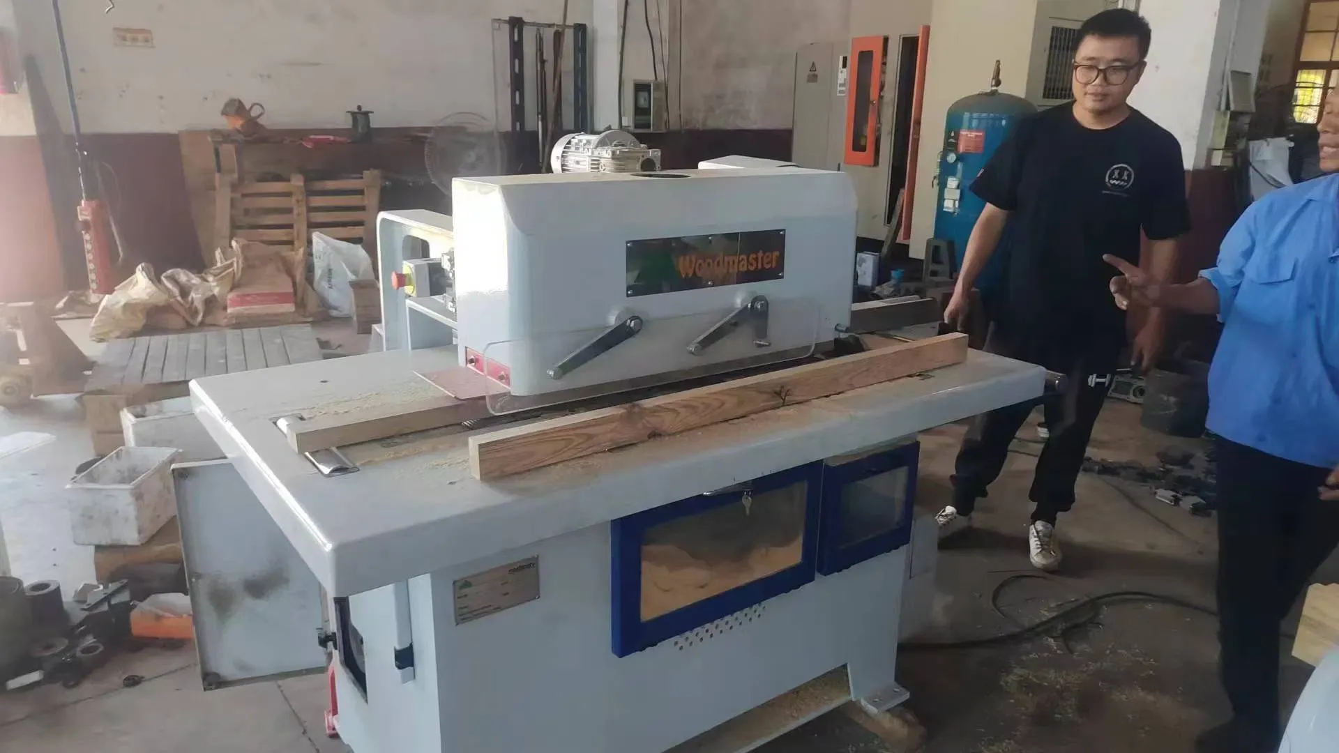 Автоматическая ленточная пила со столом MJ163 5