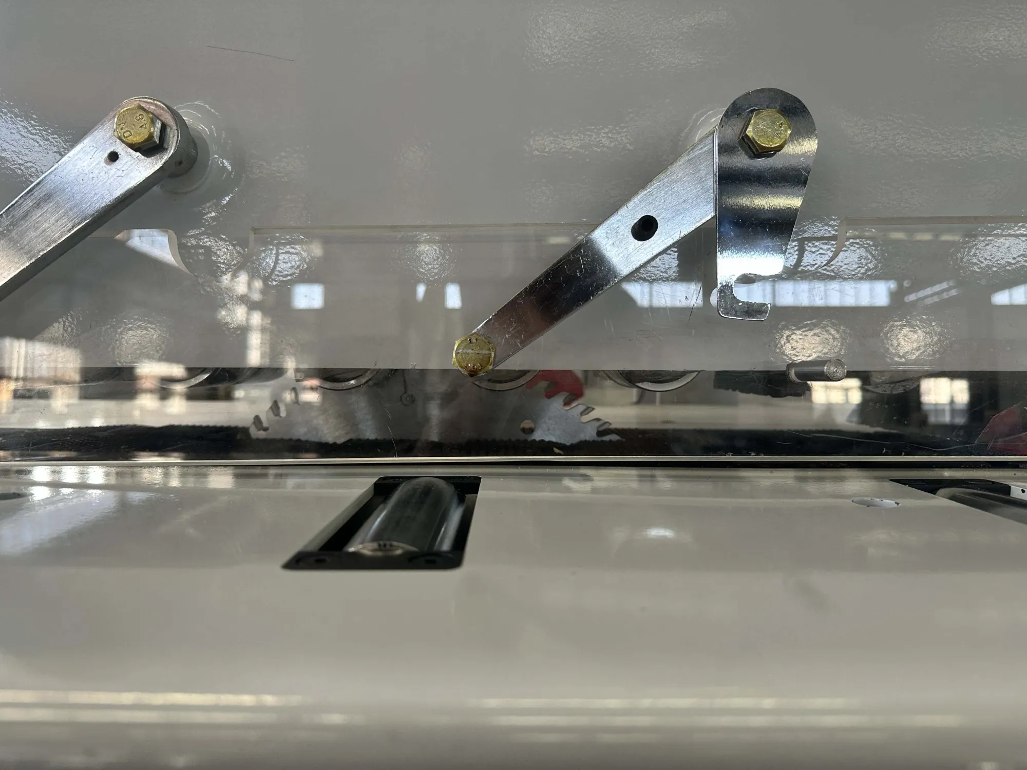 Автоматическая ленточная пила со столом MJ163 2