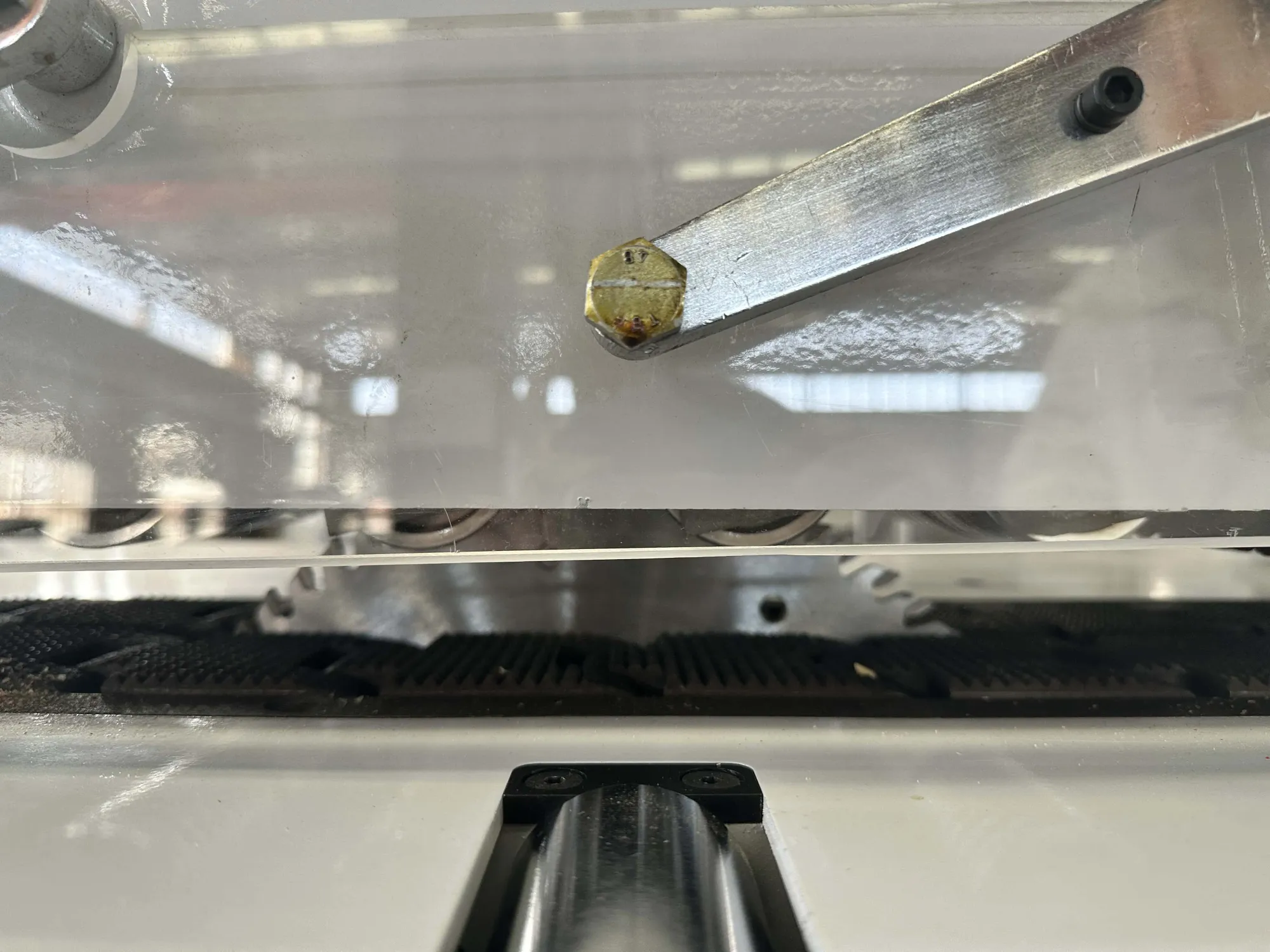 Автоматическая ленточная пила со столом MJ163 4