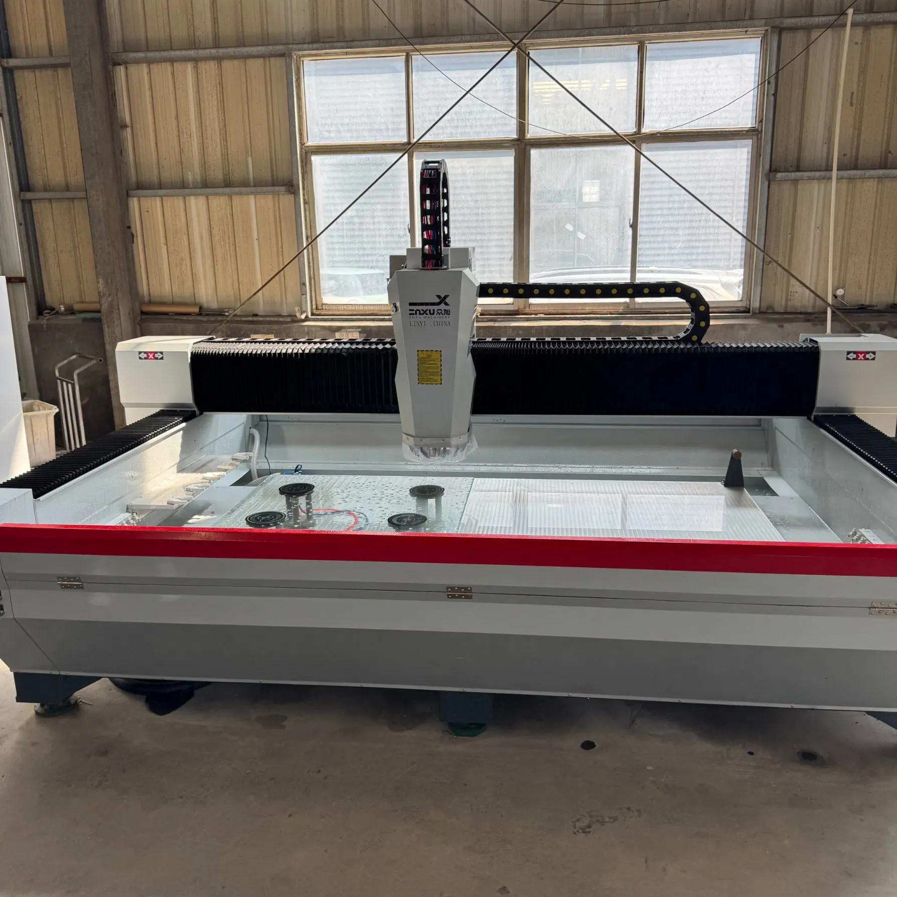 Автоматическая машина для шлифовки, полировки и сверления кромок стеклянных зеркал