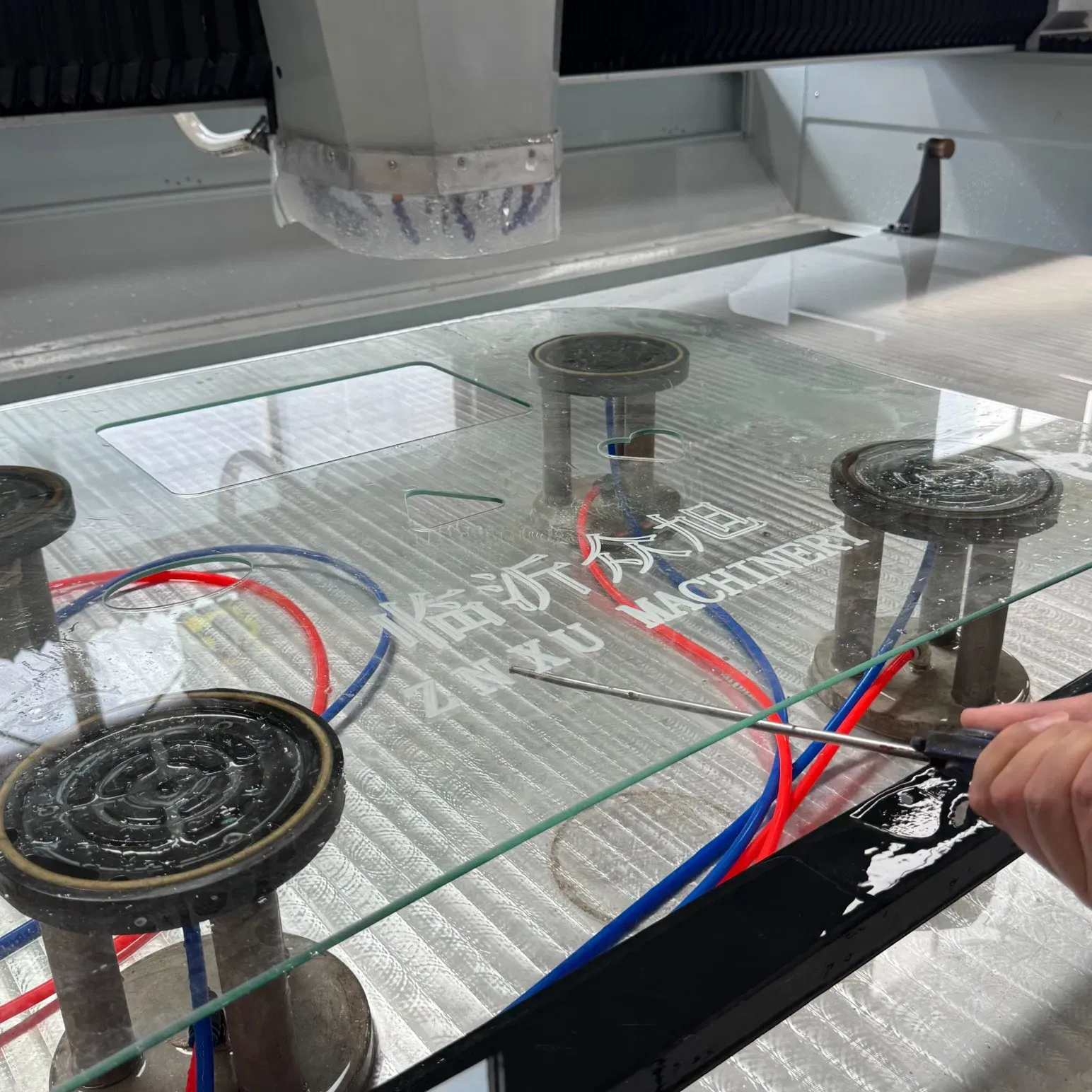 Автоматическая машина для шлифовки, полировки и сверления кромок стеклянных зеркал 4