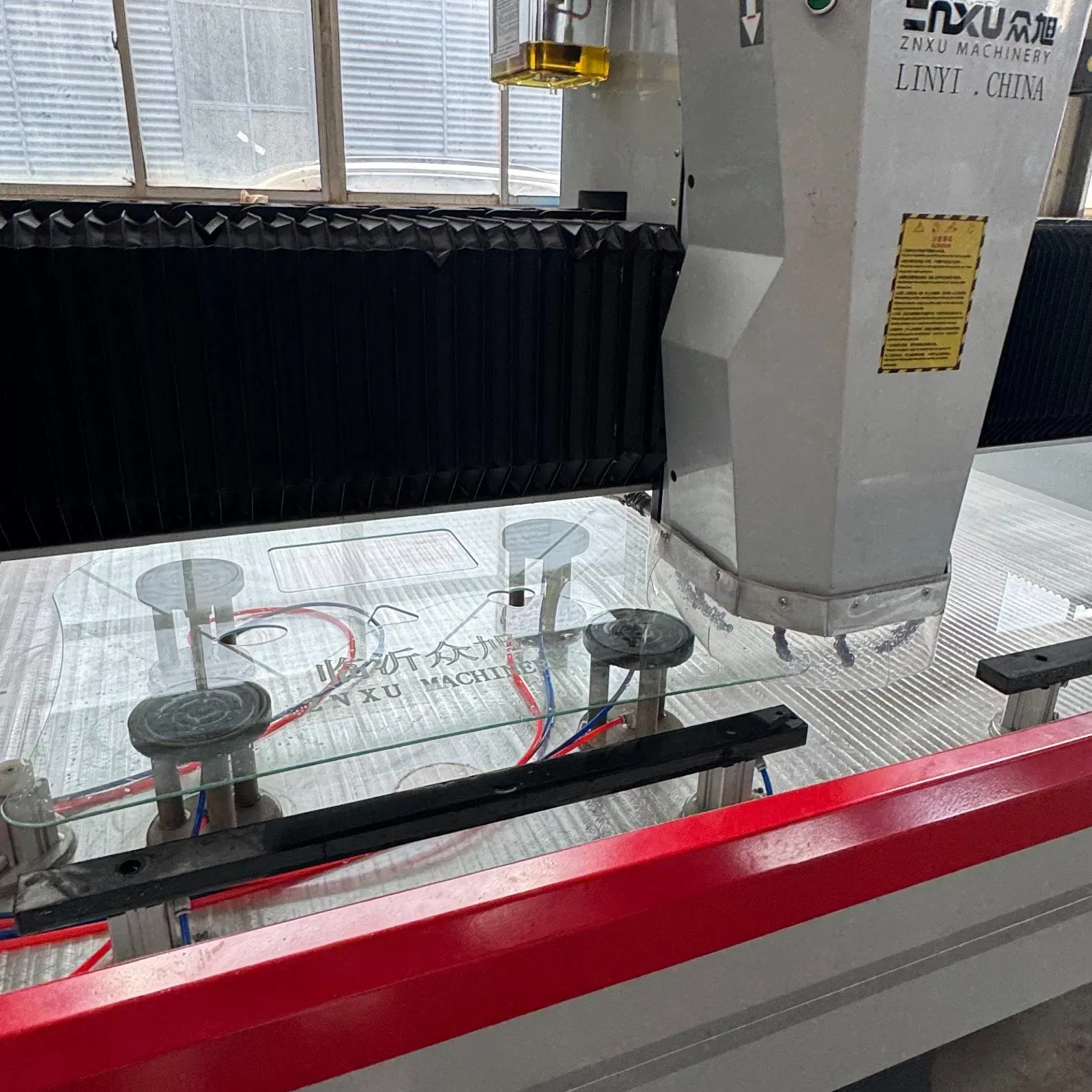 Автоматическая машина для шлифовки, полировки и сверления кромок стеклянных зеркал 5