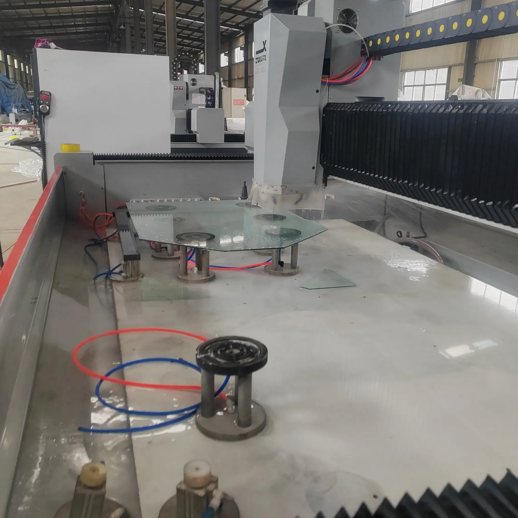 Автоматическая машина для шлифовки, полировки и сверления кромок стеклянных зеркал 3