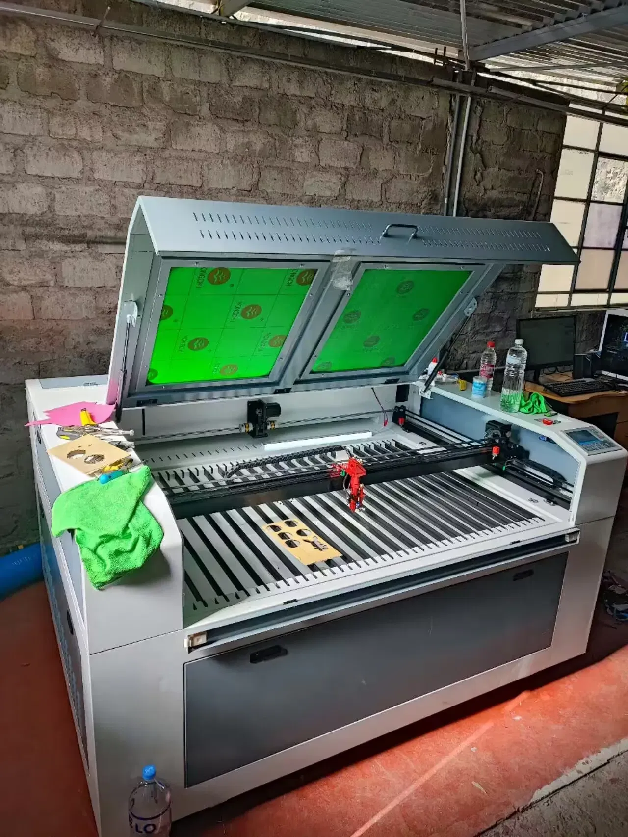 Профессиональный лазерный резак CO2 с автофокусом