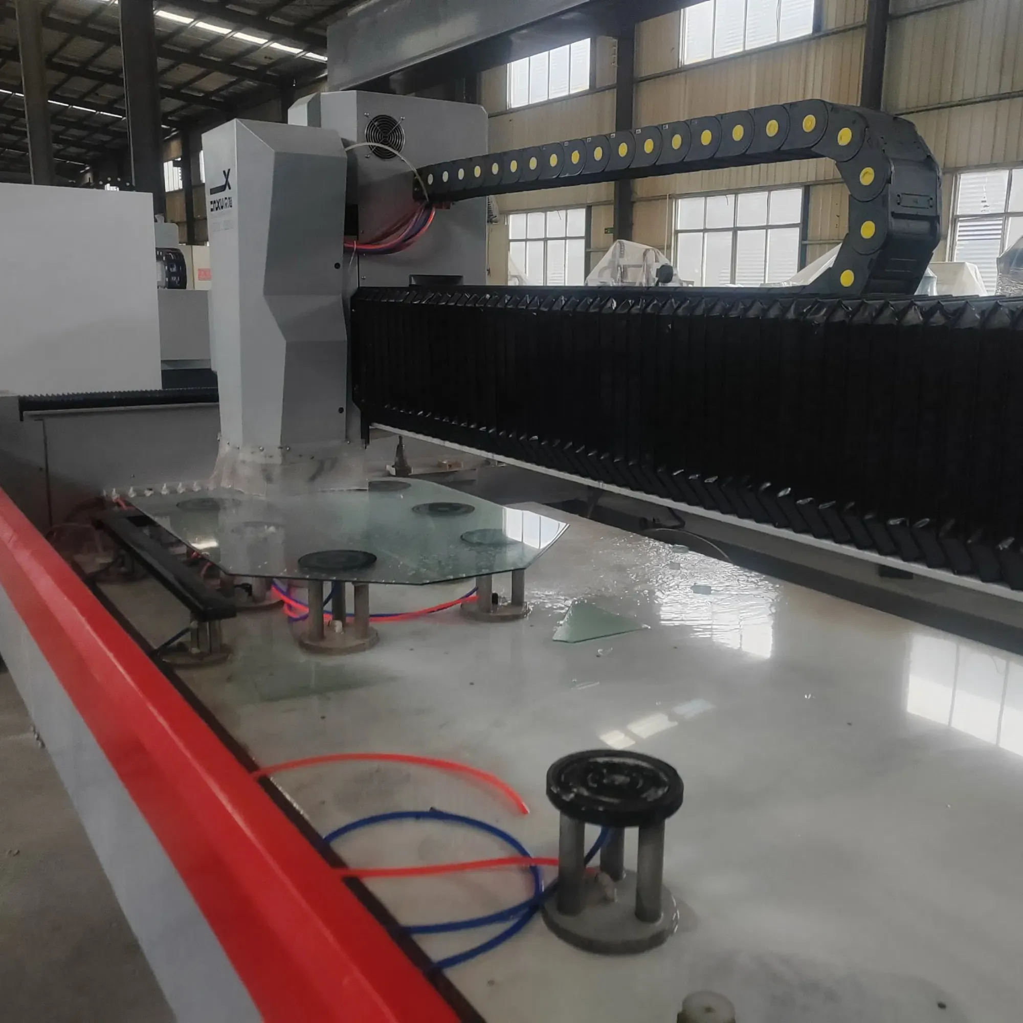 Центр обработки стекла с ЧПУ для фрезеровки, сверления, шлифовки и полировки стекла 2