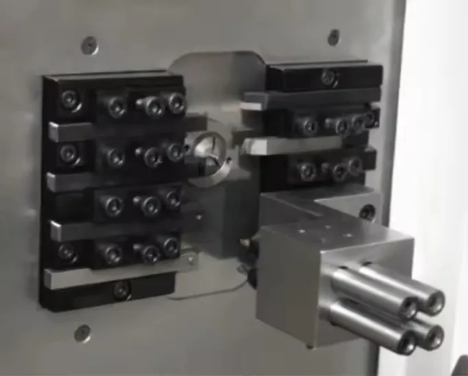 ЧПУ токарный станок CK1107 с автоматической подачей прутка 5