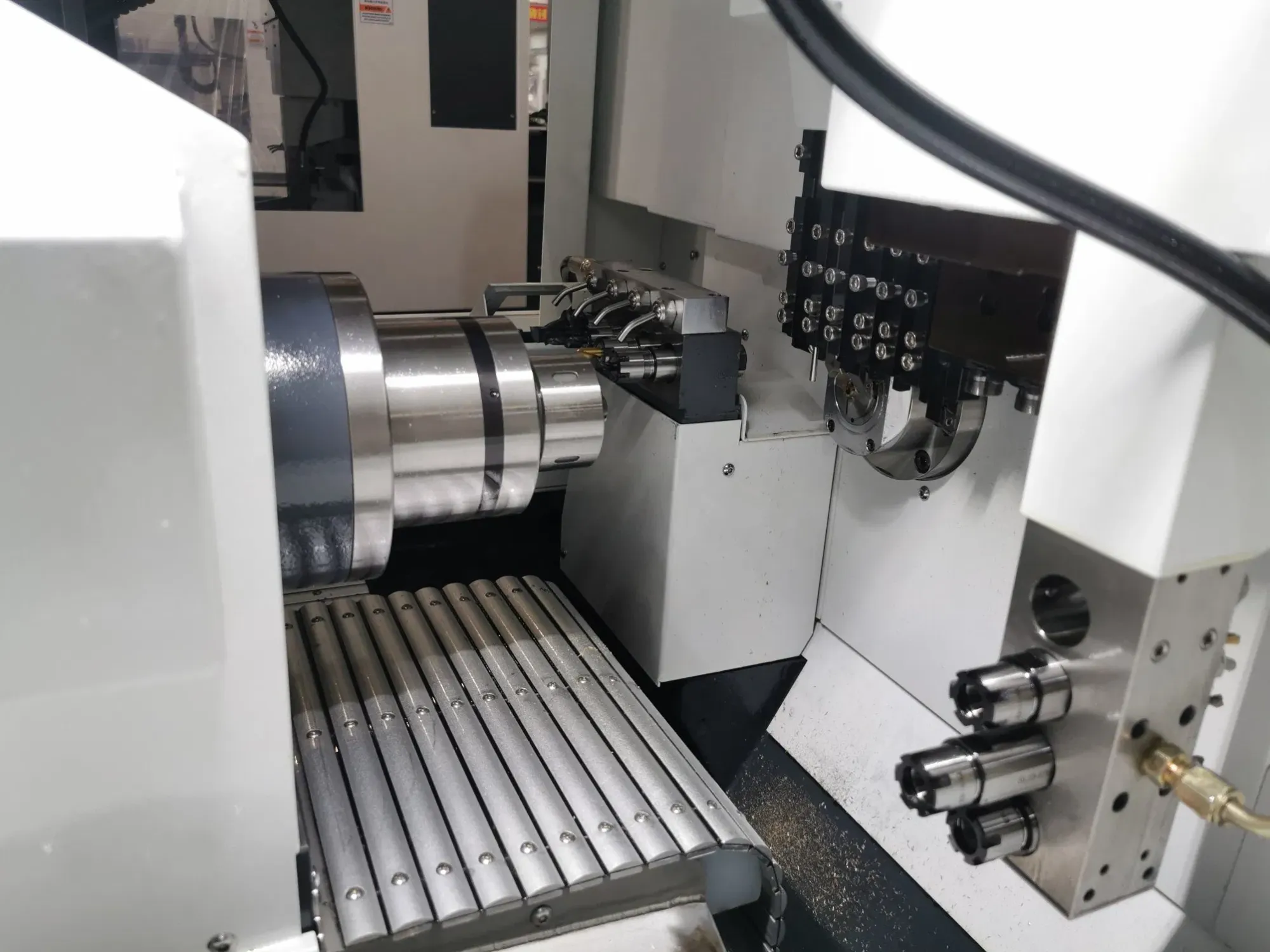 ЧПУ токарный станок CK1107 с автоматической подачей прутка 6