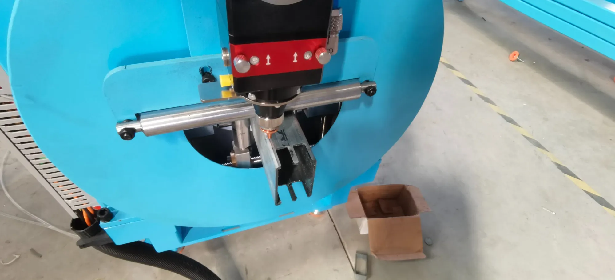 Профессиональный станок лазерной резки труб с ЧПУ 3