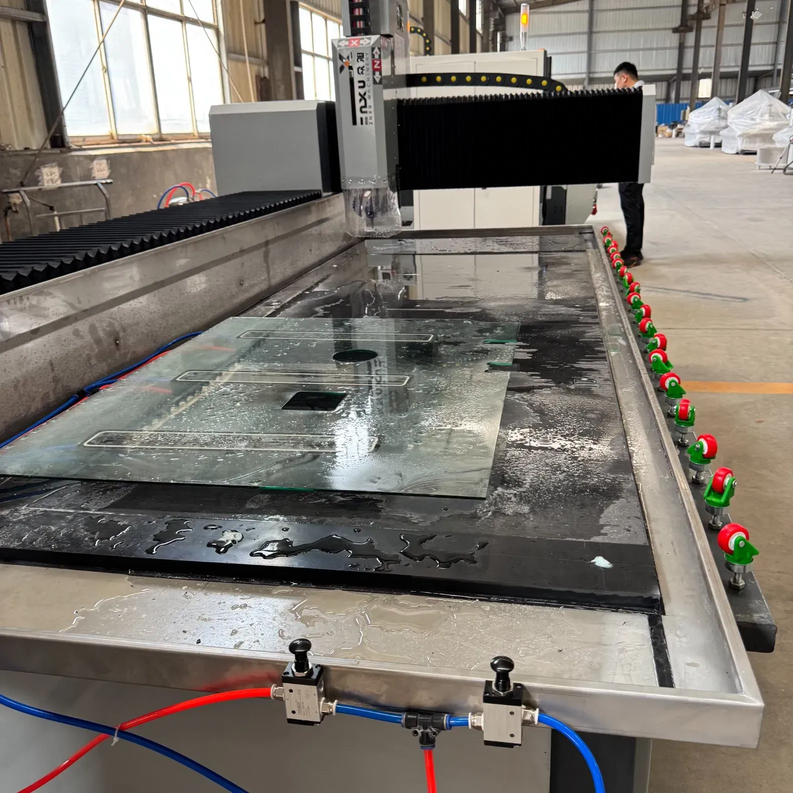 Автоматическая машина для сверления, фрезерования и шлифовки стекла с ЧПУ 2