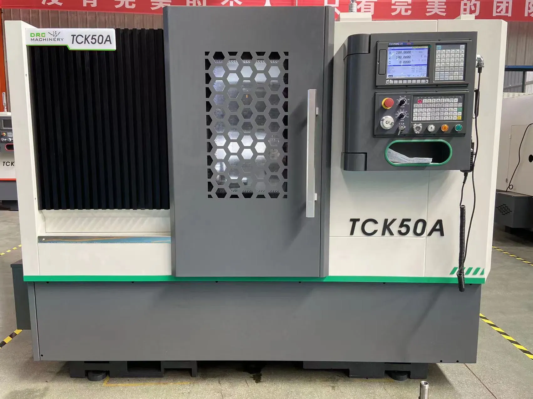 Компактный токарный станок с наклонной станиной для прецизионной обработки 4