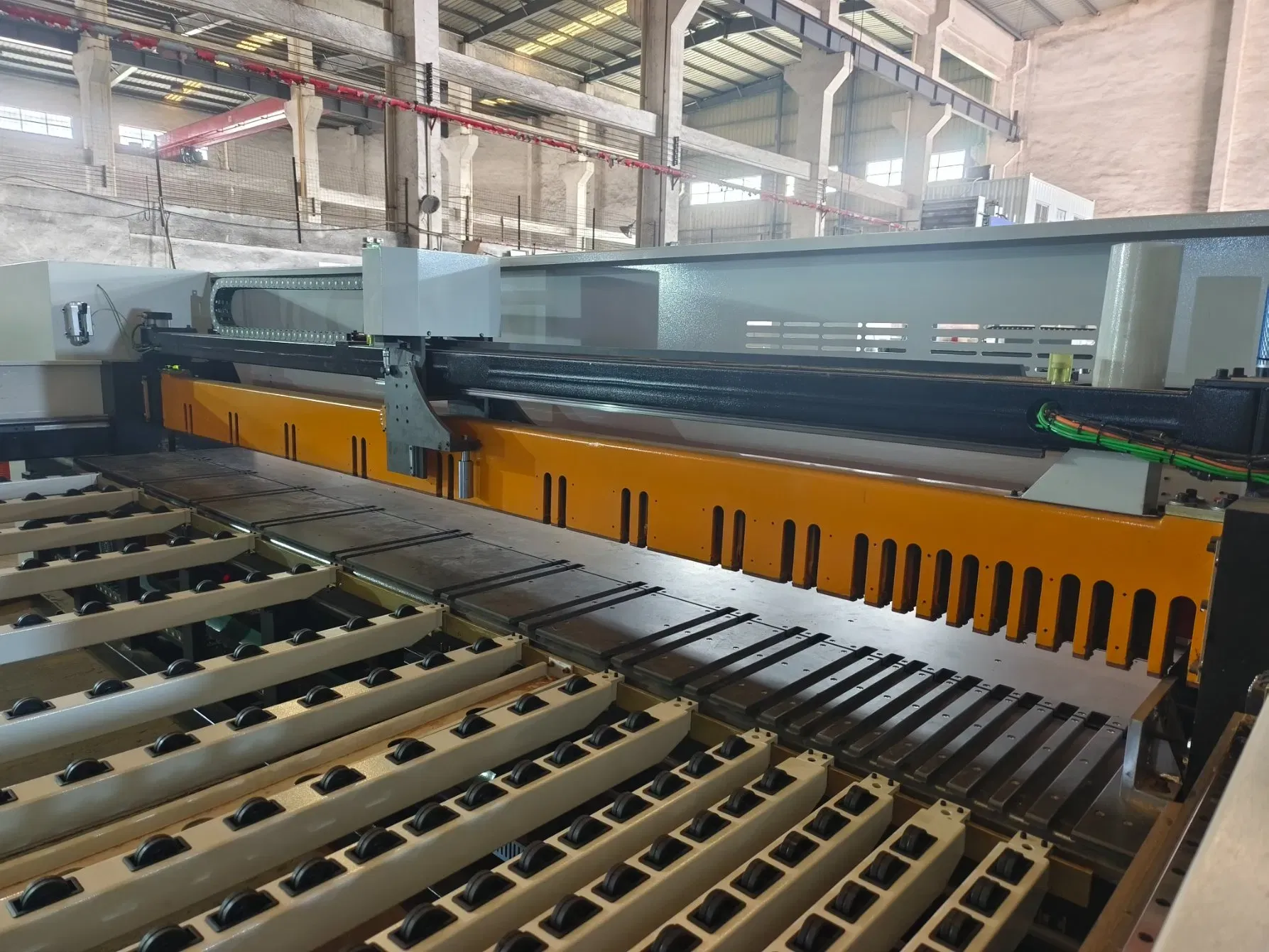 Станок с ЧПУ для распиловки древесины с автоматической подачей MJ380 6