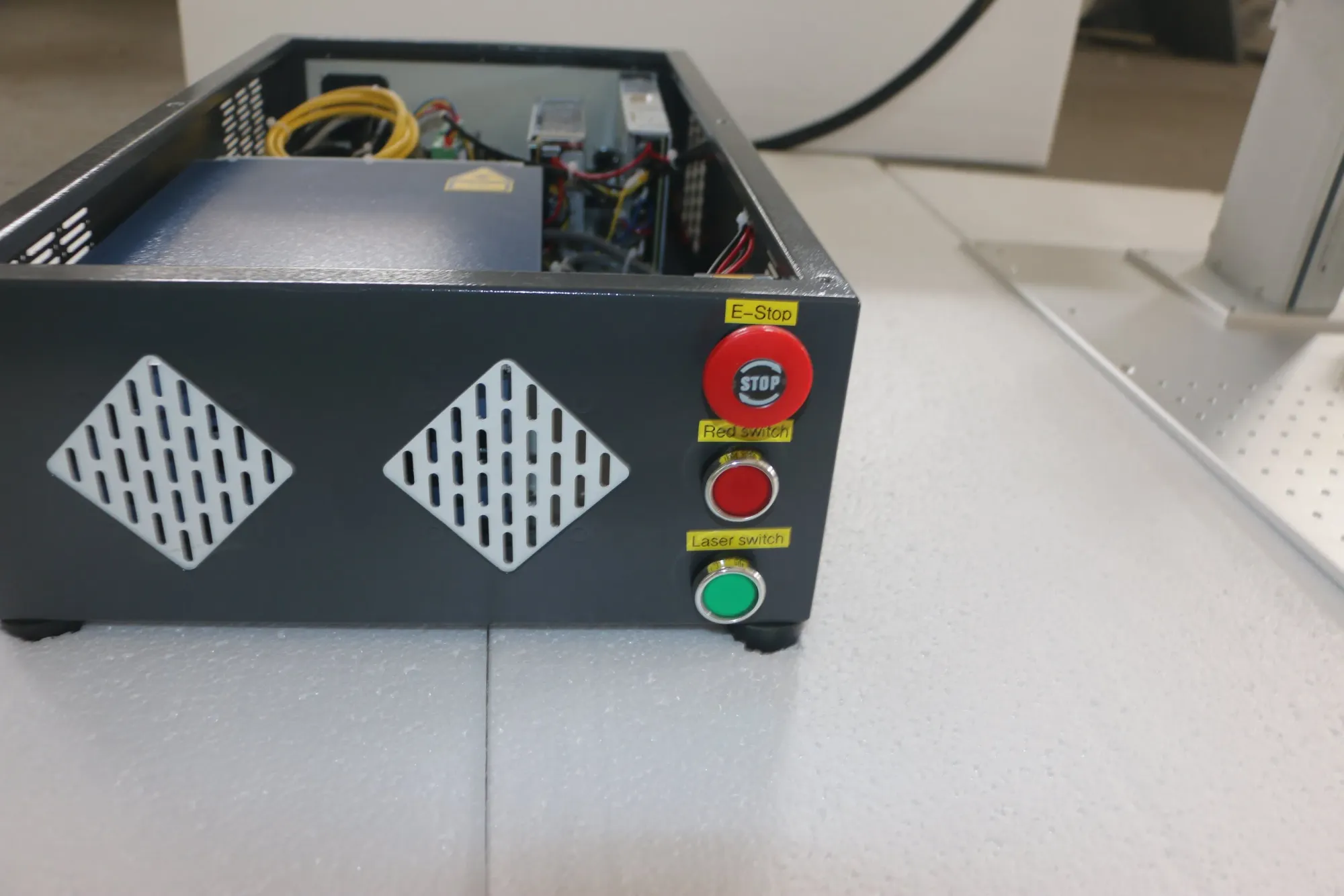 Настольный 30W волоконный лазерный маркировочный станок 5