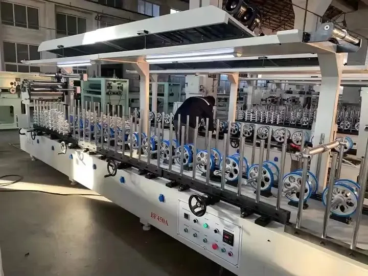 Машина для обертывания декоративной пленкой профиля дверной рамы 2