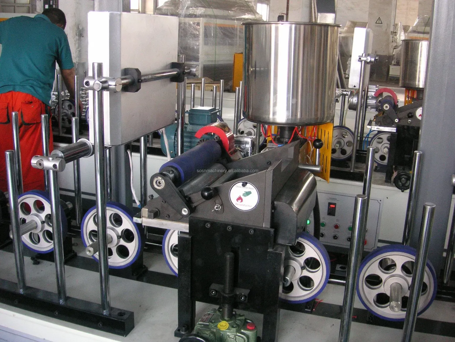 Машина для обертывания декоративной пленкой профиля дверной рамы 3